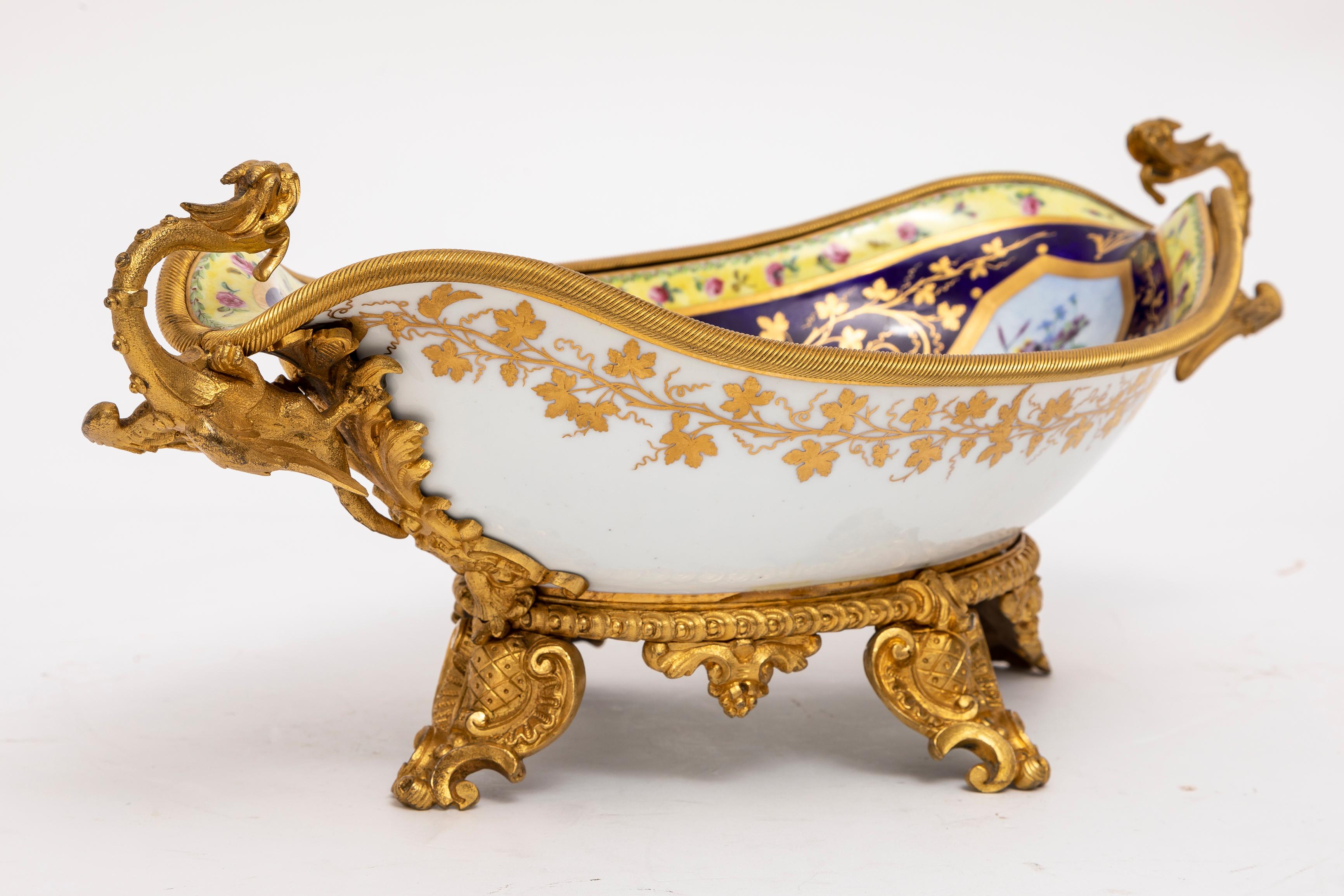 A.I.C. Centre de table en porcelaine de Sèvres montée en bronze doré avec poignées en forme de dragon. Bon état - En vente à New York, NY