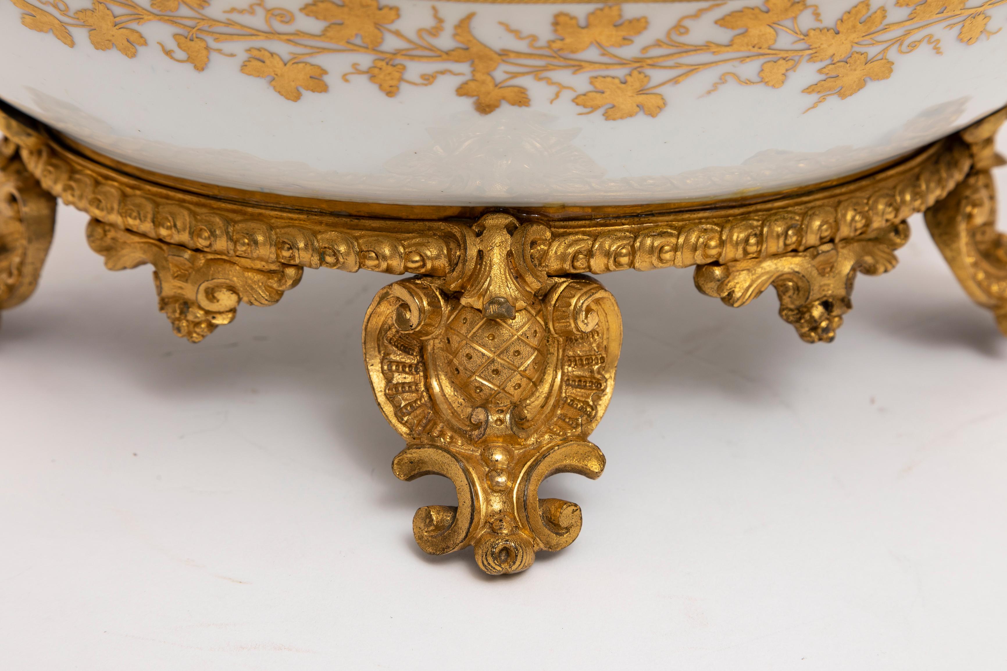 Fin du XVIIIe siècle A.I.C. Centre de table en porcelaine de Sèvres montée en bronze doré avec poignées en forme de dragon. en vente