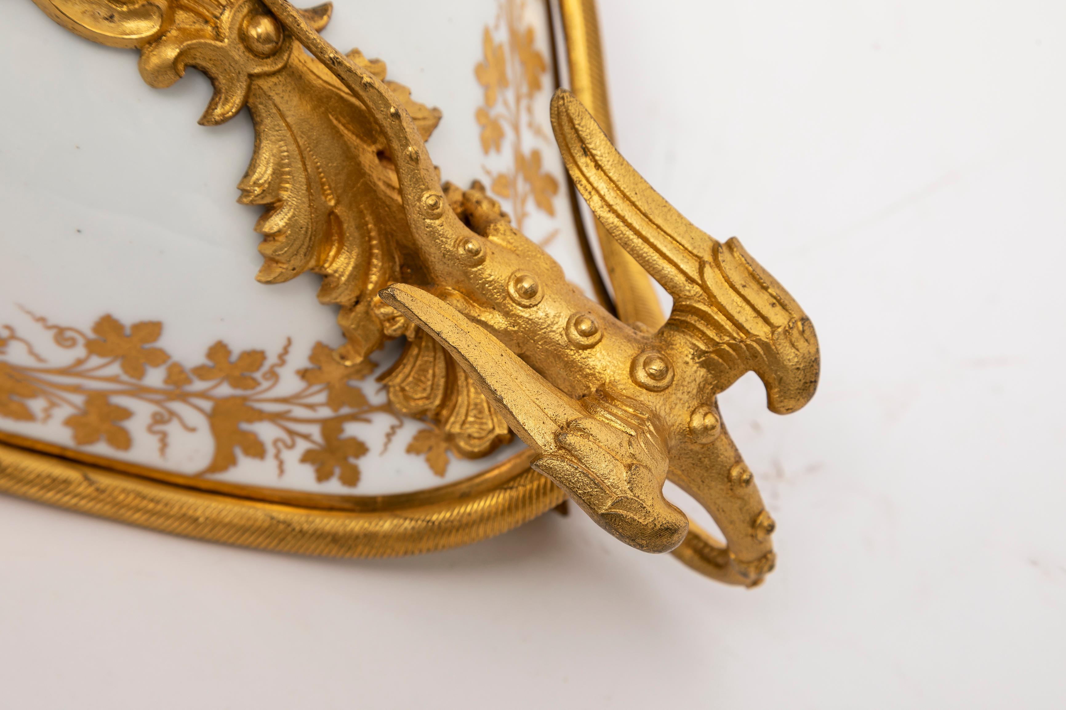 Bronze A.I.C. Centre de table en porcelaine de Sèvres montée en bronze doré avec poignées en forme de dragon. en vente