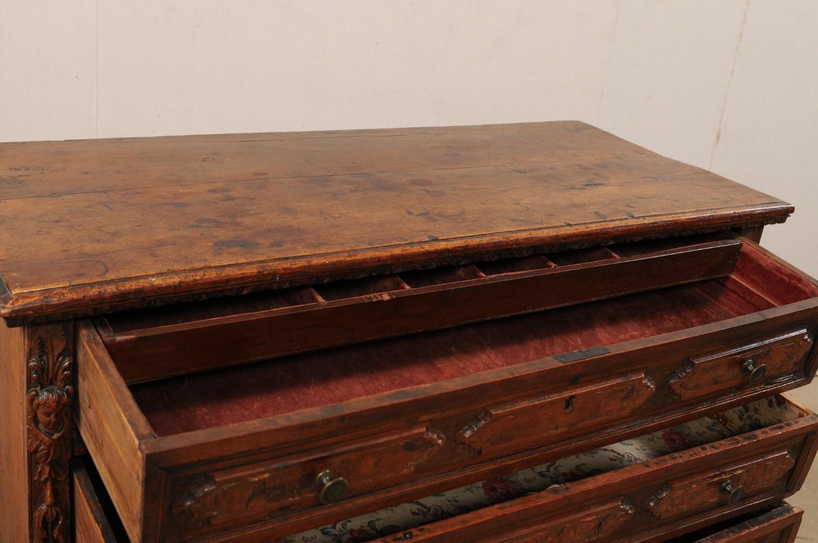 Commode à 4 tiroirs du XVIIIe siècle avec ornements et garnitures finement sculptés en vente 4