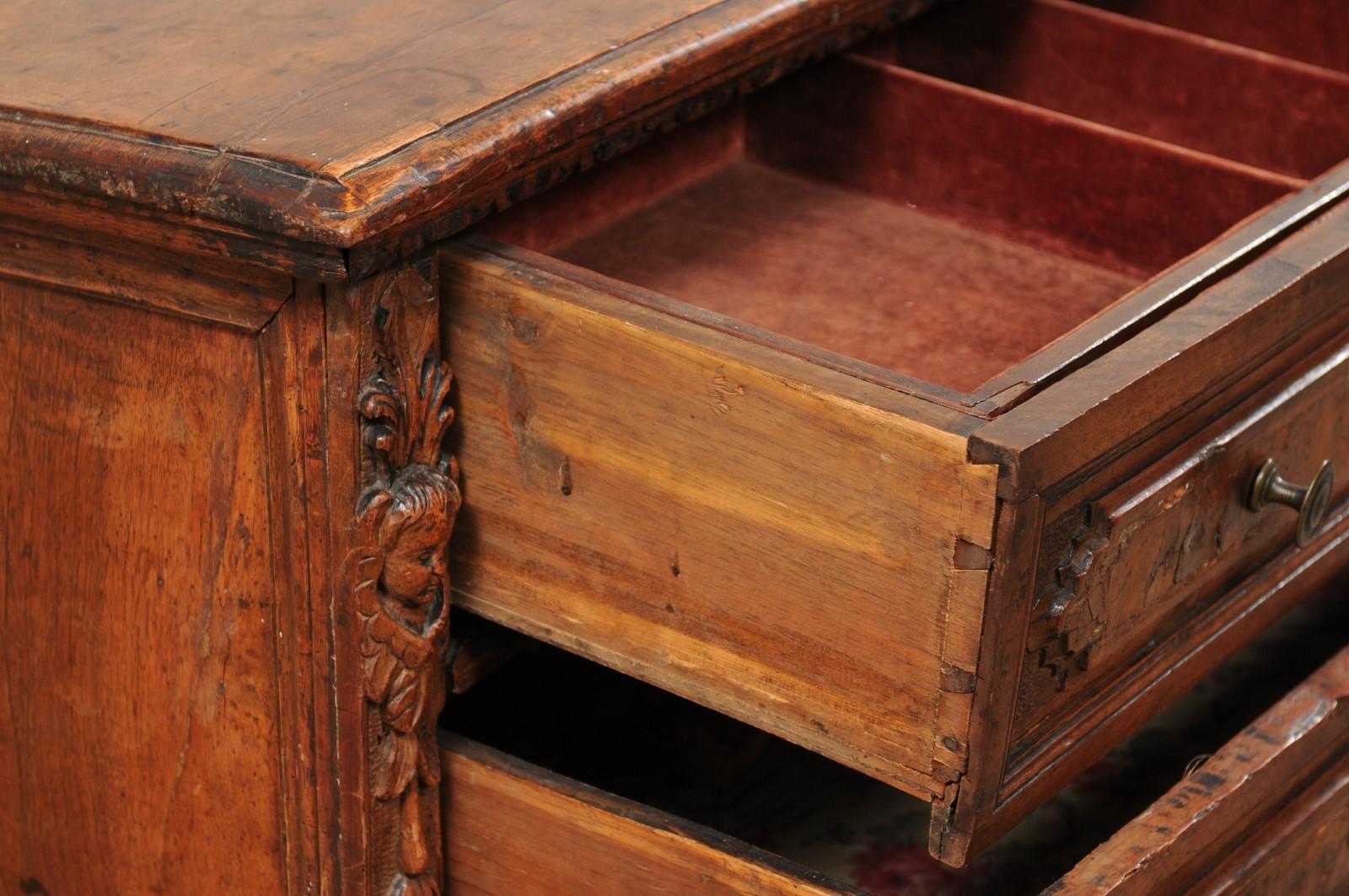 Commode à 4 tiroirs du XVIIIe siècle avec ornements et garnitures finement sculptés en vente 2