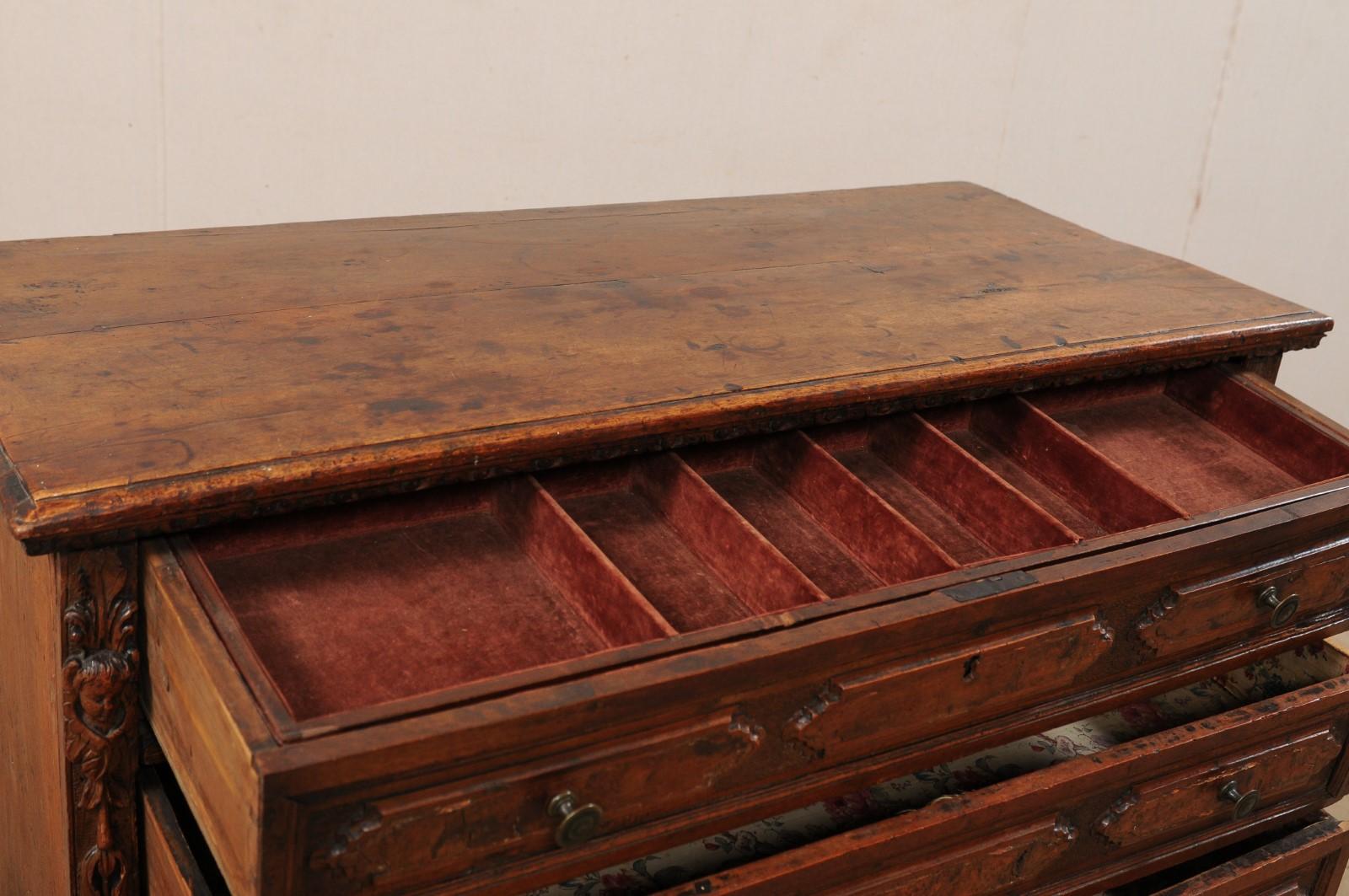 Commode à 4 tiroirs du XVIIIe siècle avec ornements et garnitures finement sculptés en vente 3