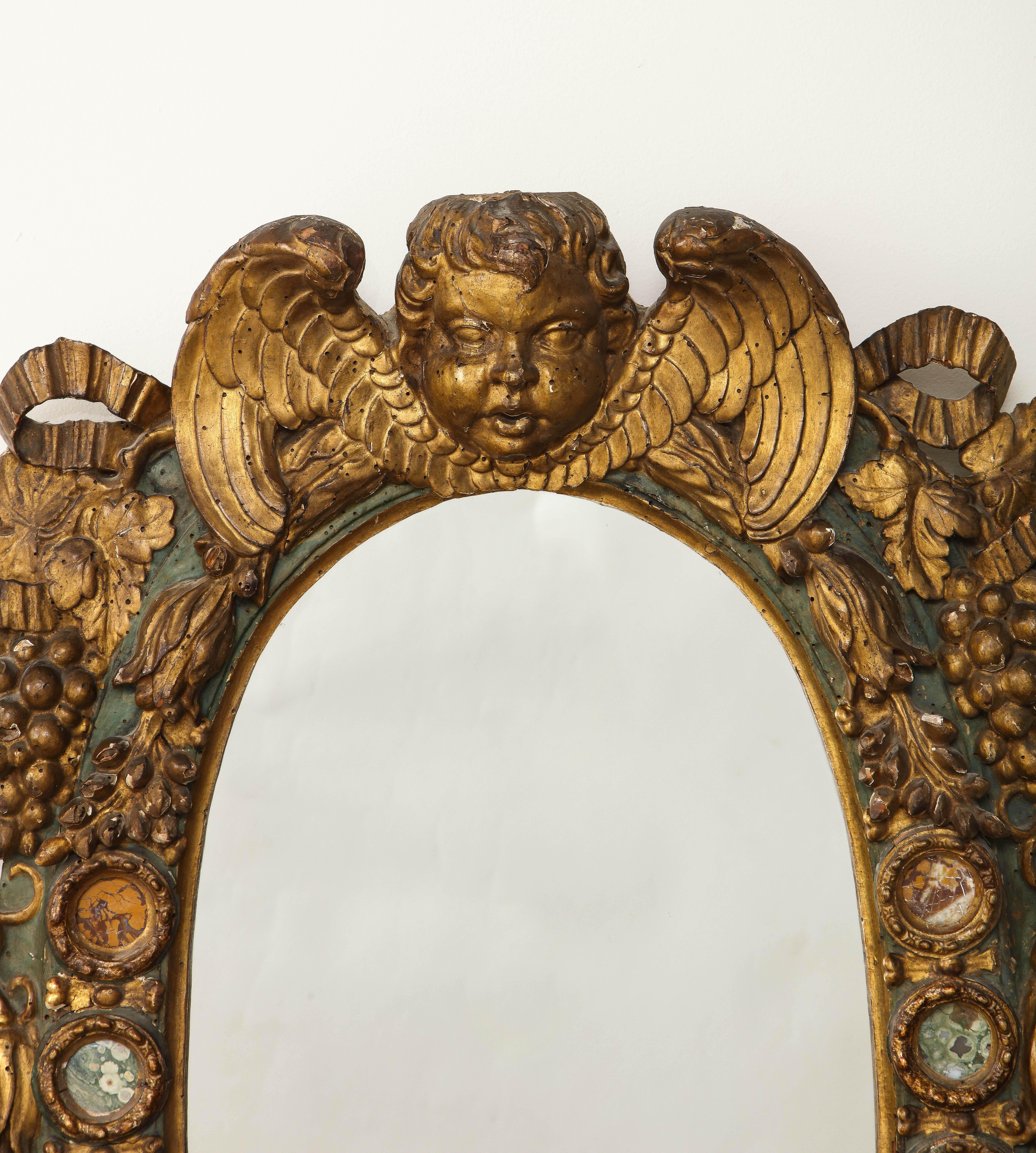 A.I.C. - Specchio in legno intagliato e dorato del XVIII secolo con intarsi in pietra dura In condizioni buone in vendita a New York, NY