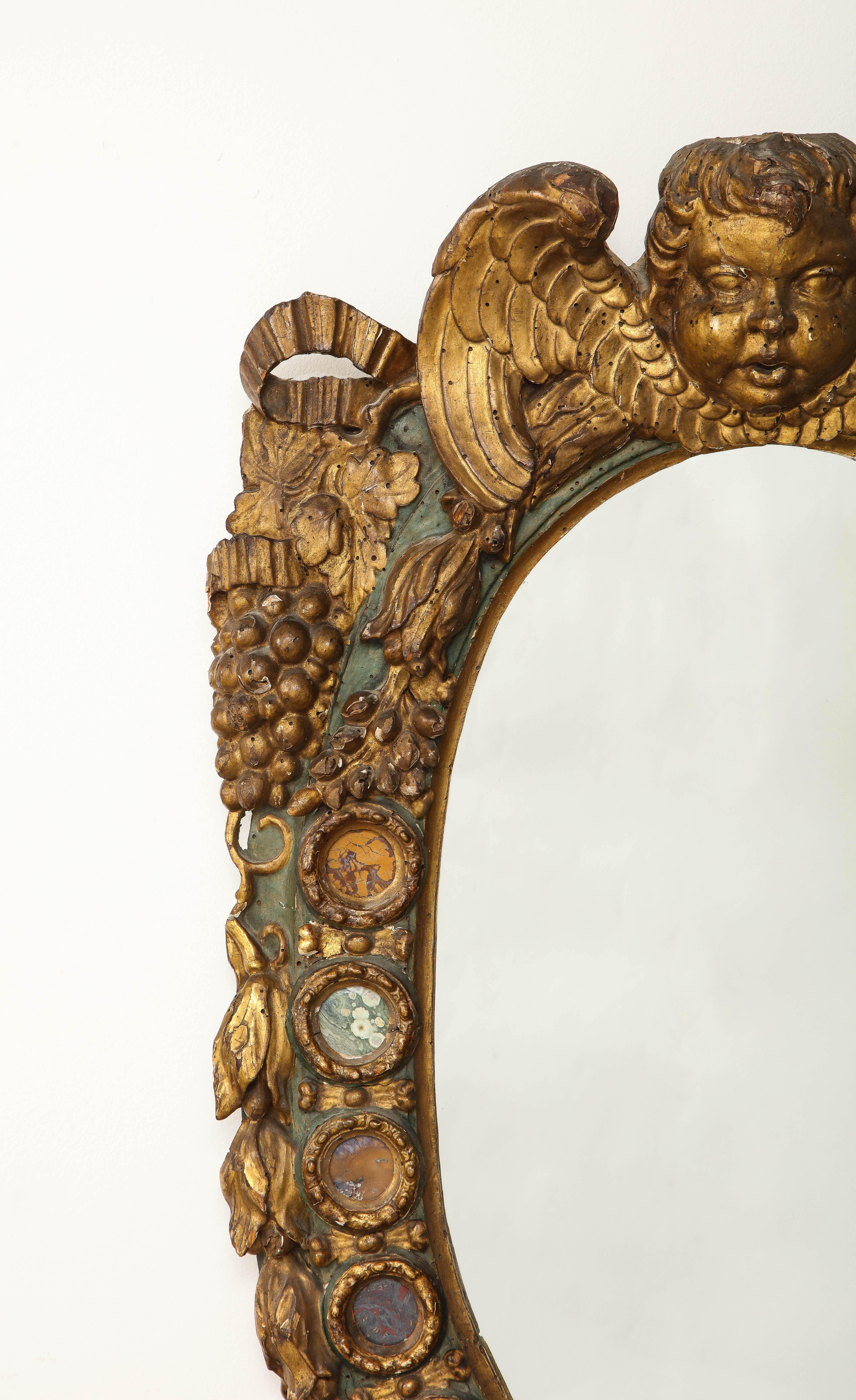 Metà XVIII secolo A.I.C. - Specchio in legno intagliato e dorato del XVIII secolo con intarsi in pietra dura in vendita