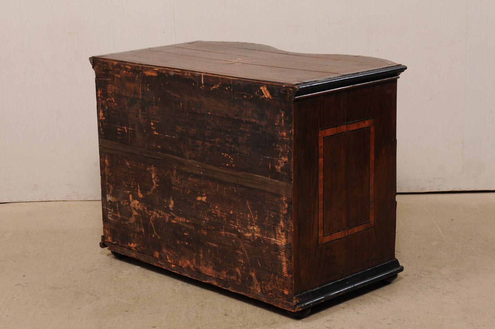 18th Century Italian Curvy Serpentine Chest with Exceptional Marquetry and Inlay For Sale 5