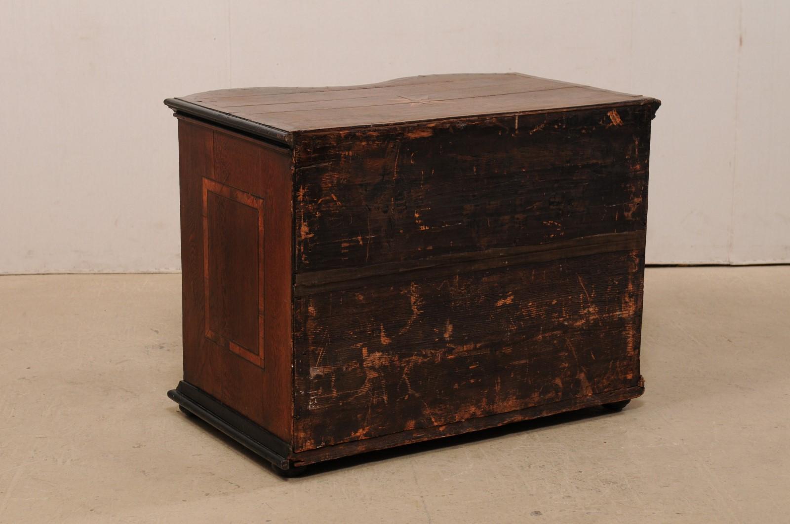18th Century Italian Curvy Serpentine Chest with Exceptional Marquetry and Inlay For Sale 6