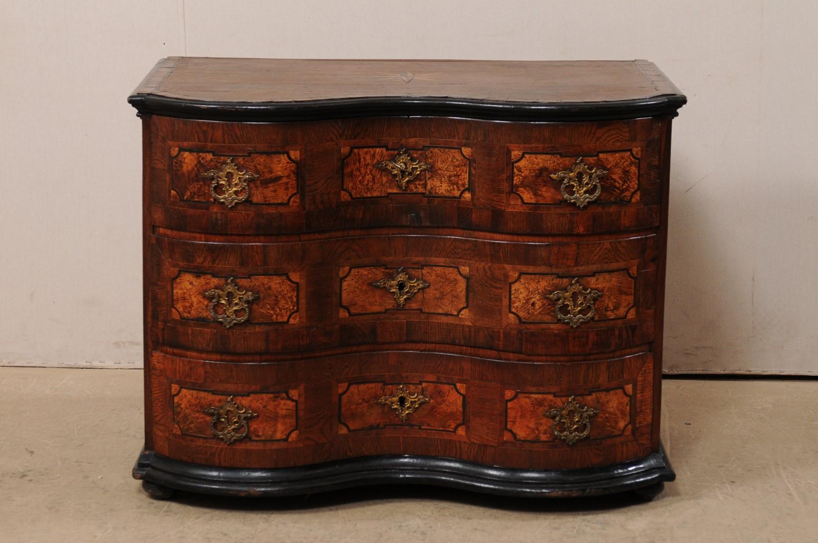 18th Century Italian Curvy Serpentine Chest with Exceptional Marquetry and Inlay In Good Condition For Sale In Atlanta, GA
