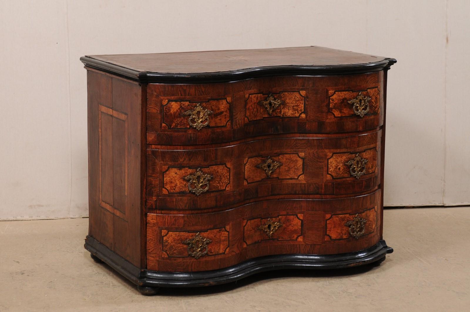 18th Century Italian Curvy Serpentine Chest with Exceptional Marquetry and Inlay For Sale 1