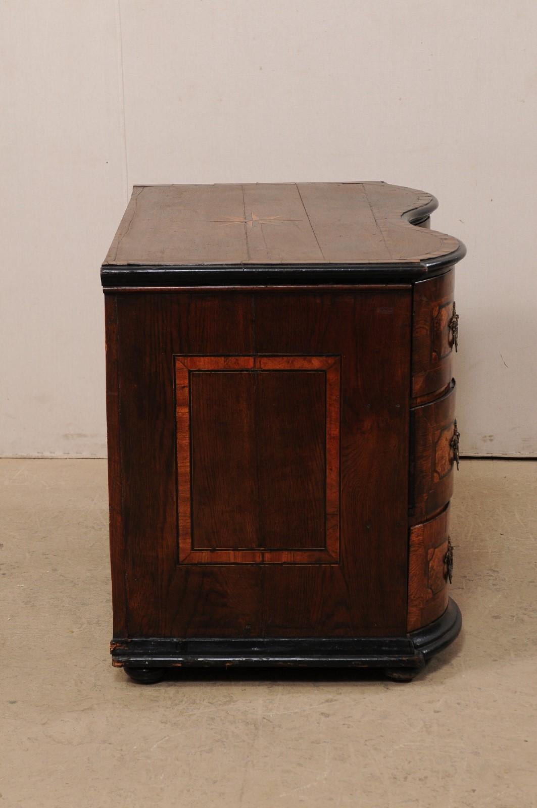 18th Century Italian Curvy Serpentine Chest with Exceptional Marquetry and Inlay For Sale 4