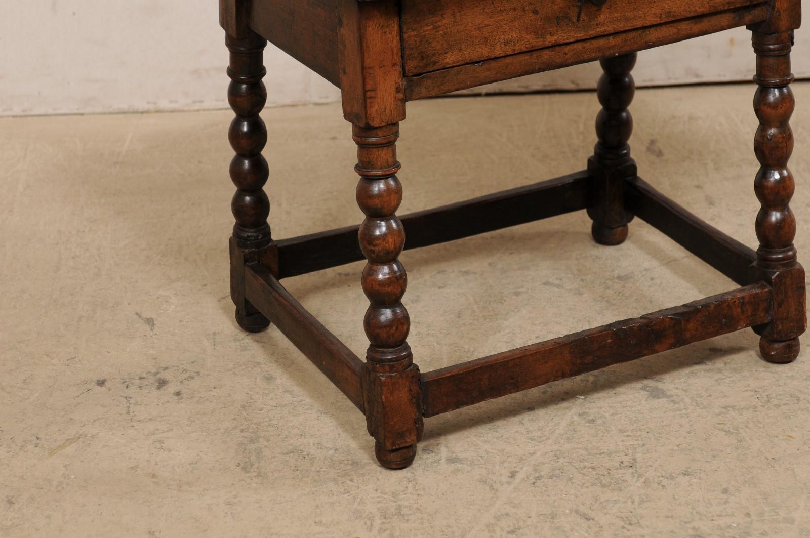 Table d'appoint italienne du 18ème siècle avec tiroir reposant sur des pieds tournés et sculptés en forme de boule Bon état - En vente à Atlanta, GA