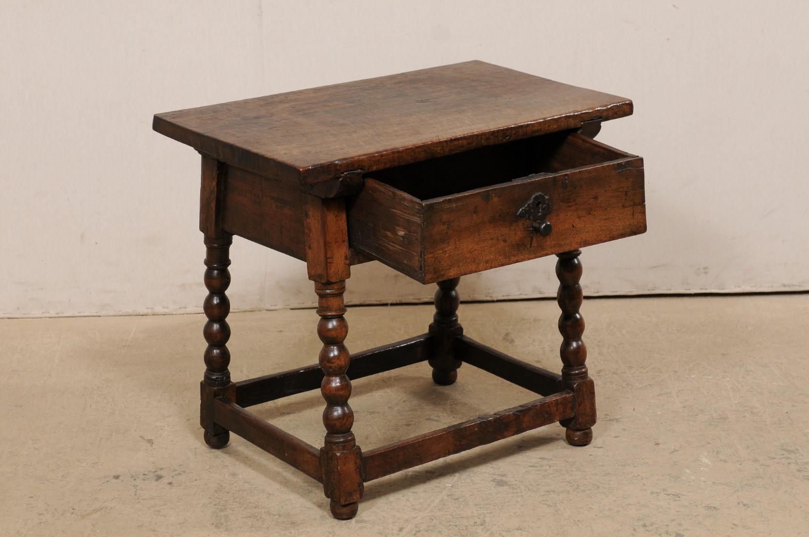 Bois Table d'appoint italienne du 18ème siècle avec tiroir reposant sur des pieds tournés et sculptés en forme de boule en vente