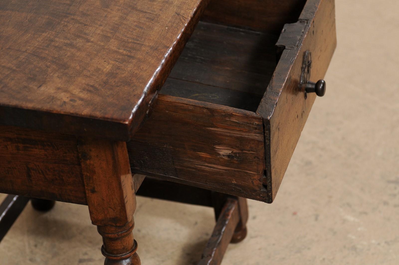 Table d'appoint italienne du 18ème siècle avec tiroir reposant sur des pieds tournés et sculptés en forme de boule en vente 1