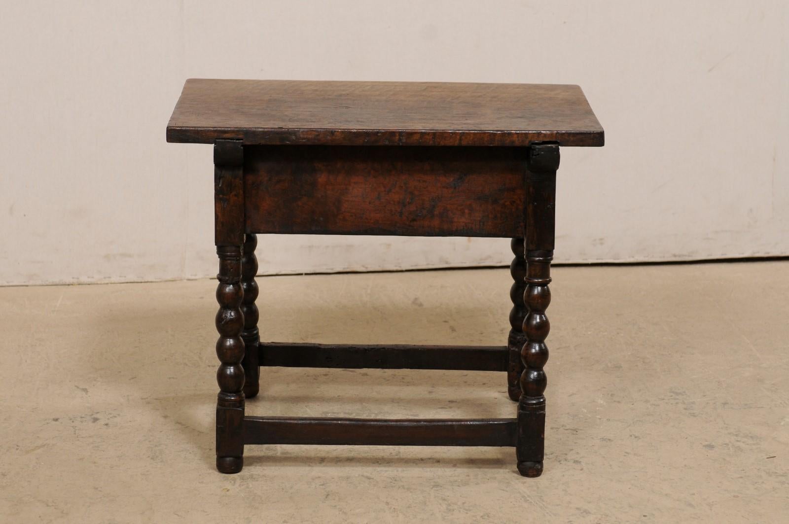 Table d'appoint italienne du 18ème siècle avec tiroir reposant sur des pieds tournés et sculptés en forme de boule en vente 3