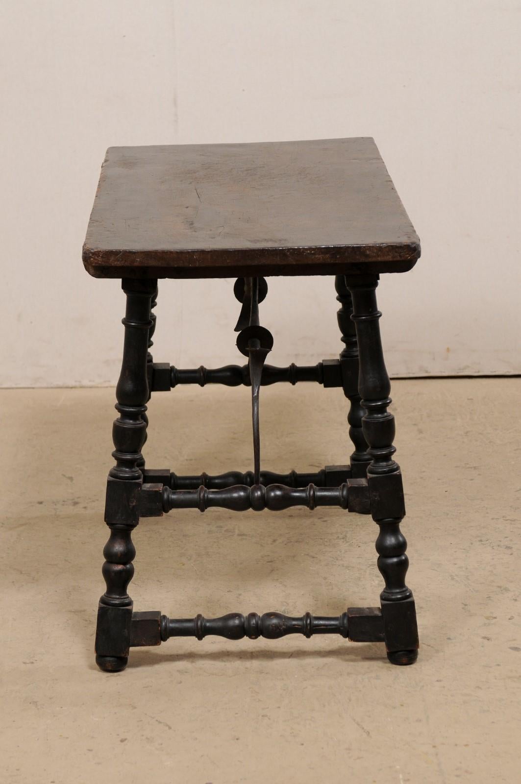 XVIIIe siècle et antérieur XVIIIe siècle Table italienne en bois avec pieds de tréteaux tournés et traverse en fer forgé en vente