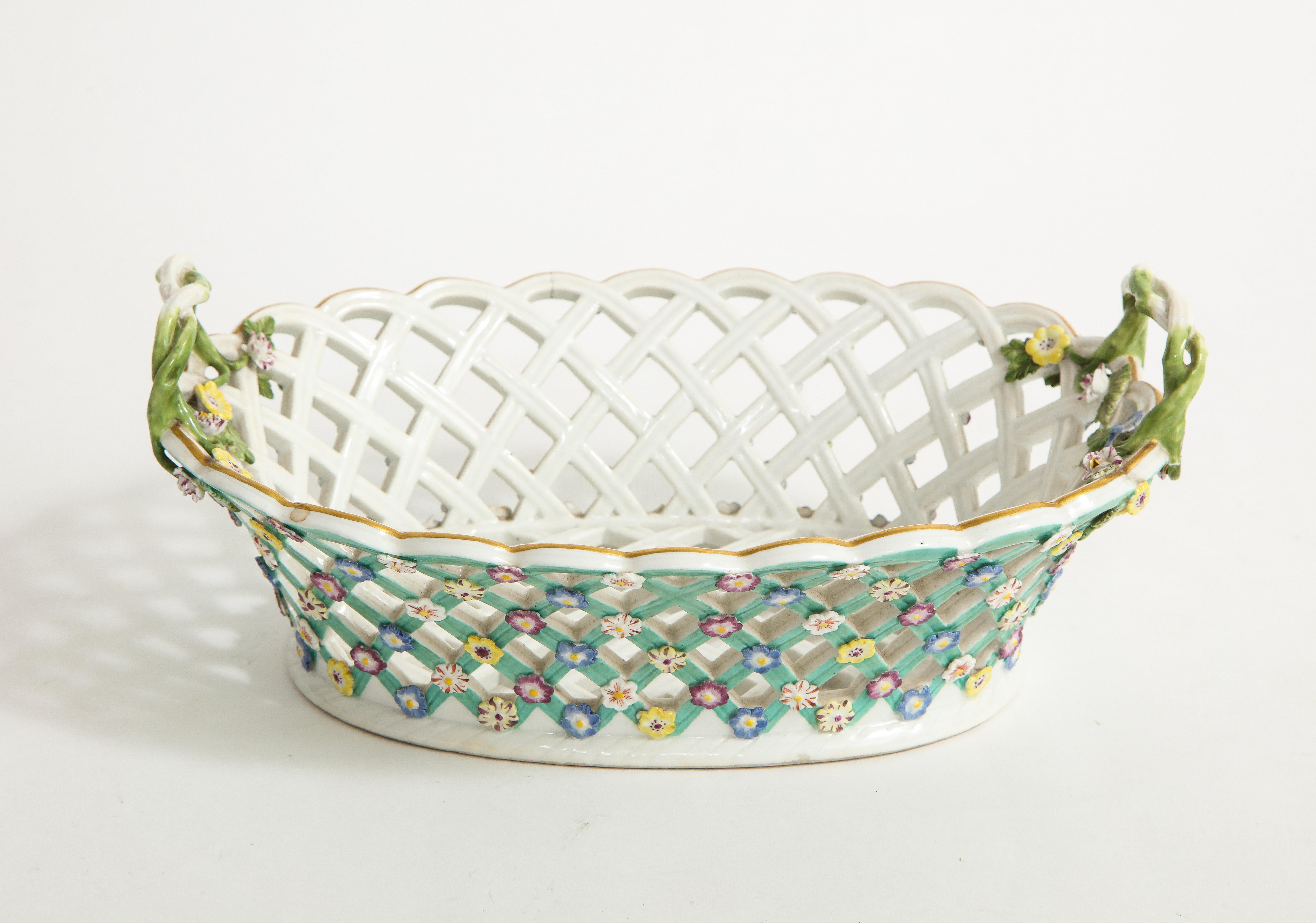Louis XVI A.I.C. Porcelain Lattice Filigree Reticulated Basket w/ Vine Handles en vente