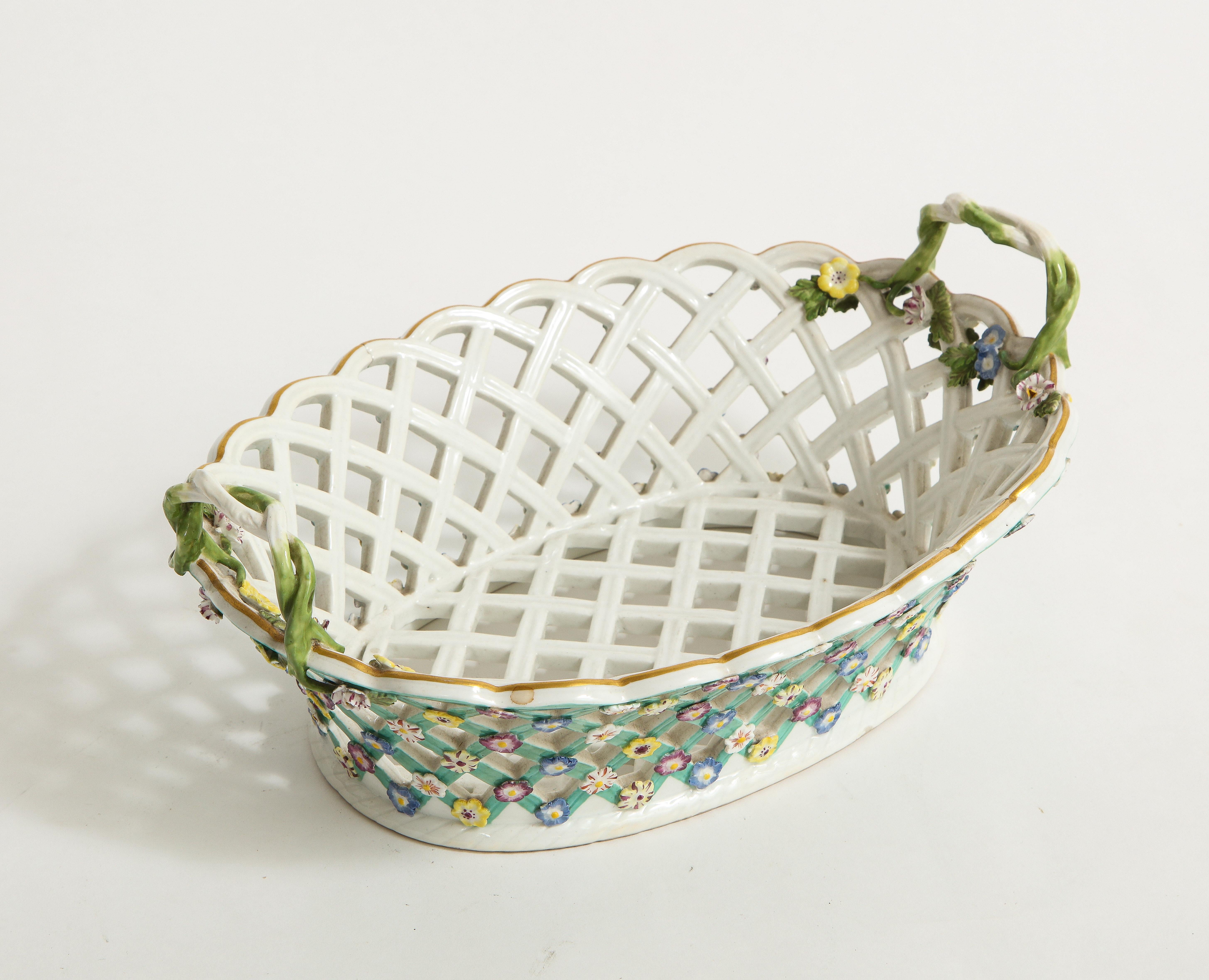 Meissen Porcelain 18. Jh. Gitterförmiger, filigraner, netzförmiger Korb mit Rankengriffen (Handgeschnitzt) im Angebot