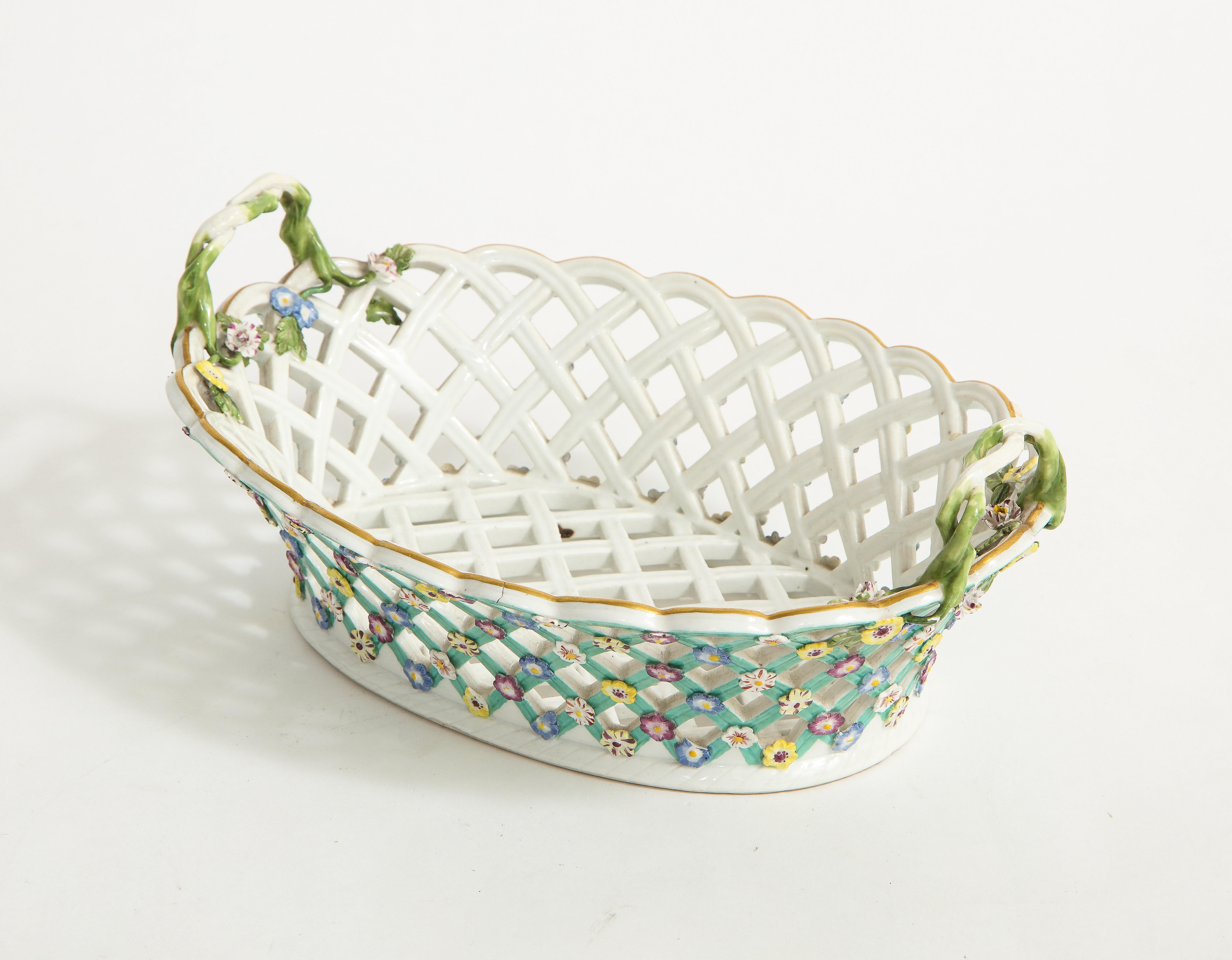 A.I.C. Porcelain Lattice Filigree Reticulated Basket w/ Vine Handles Bon état - En vente à New York, NY
