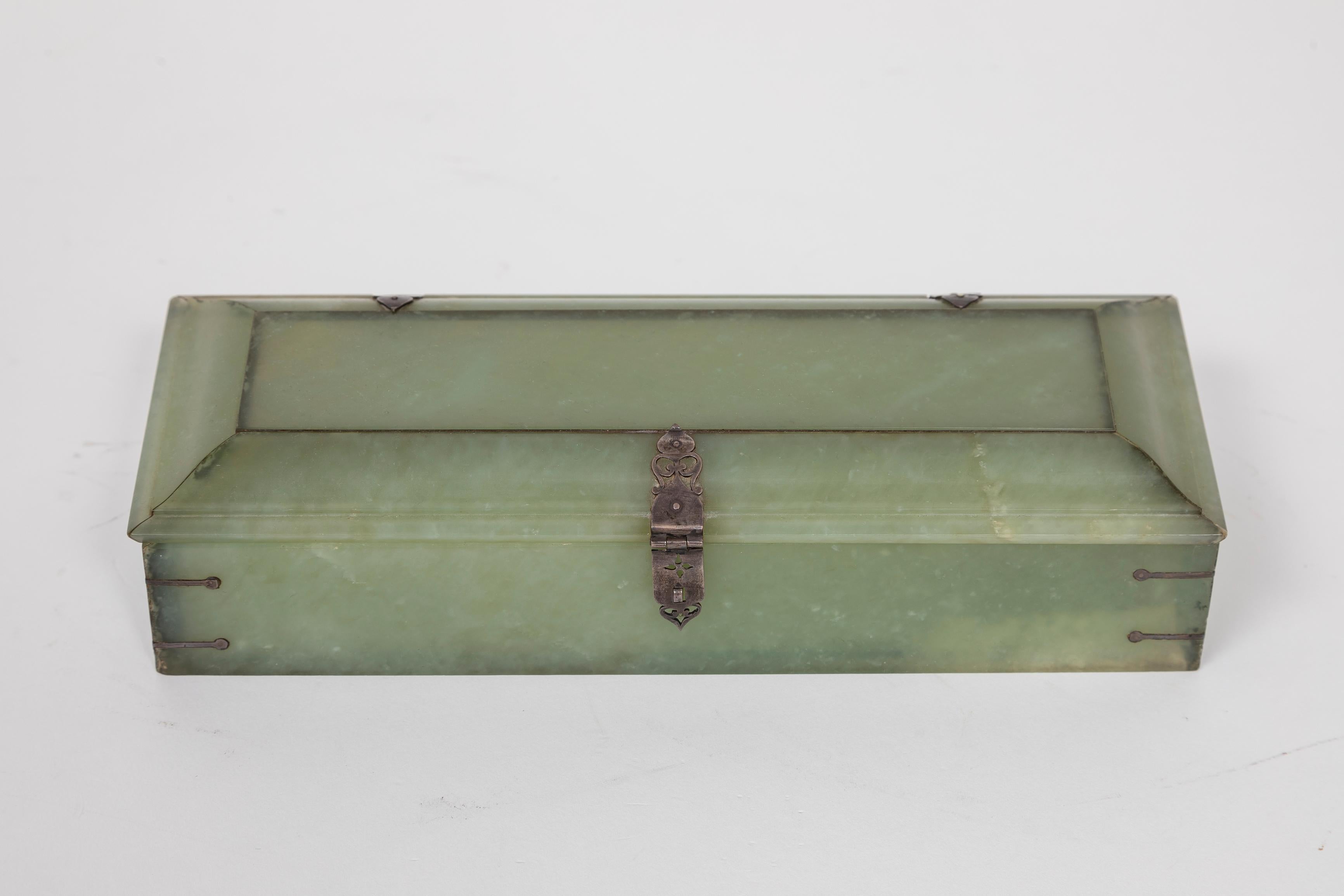 Boîte de jade rectangulaire Mogul du XVIIIe siècle, montée sur argent, sculptée et biseautée à la main.  Le jade est de la plus haute qualité et présente une teinte verte naturelle et uniforme.  Il est magnifiquement sculpté et biseauté à la main