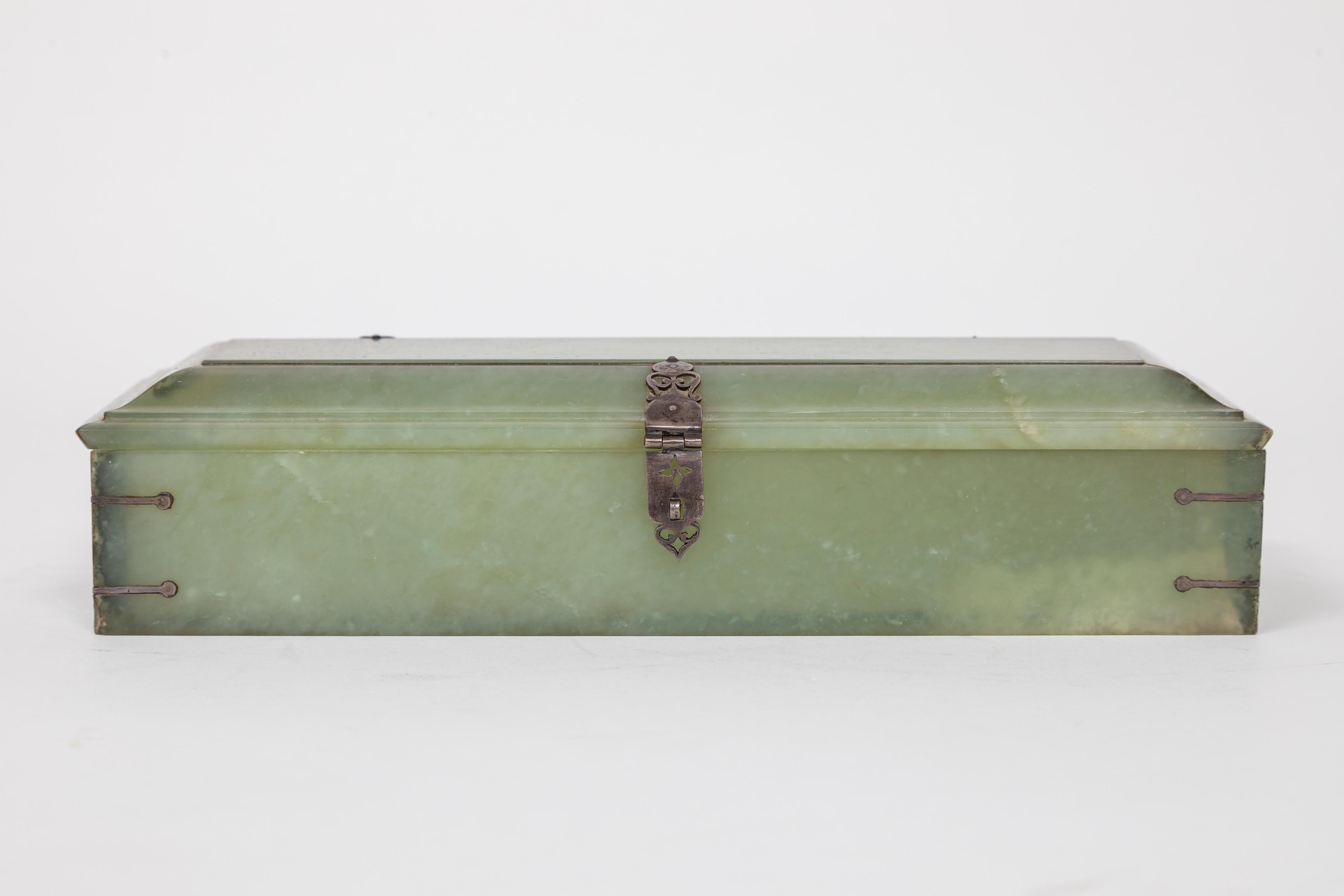 Islamique A.C. Silver. Mughal Rectangular Jade Box, sculpté à la main et biseauté. en vente
