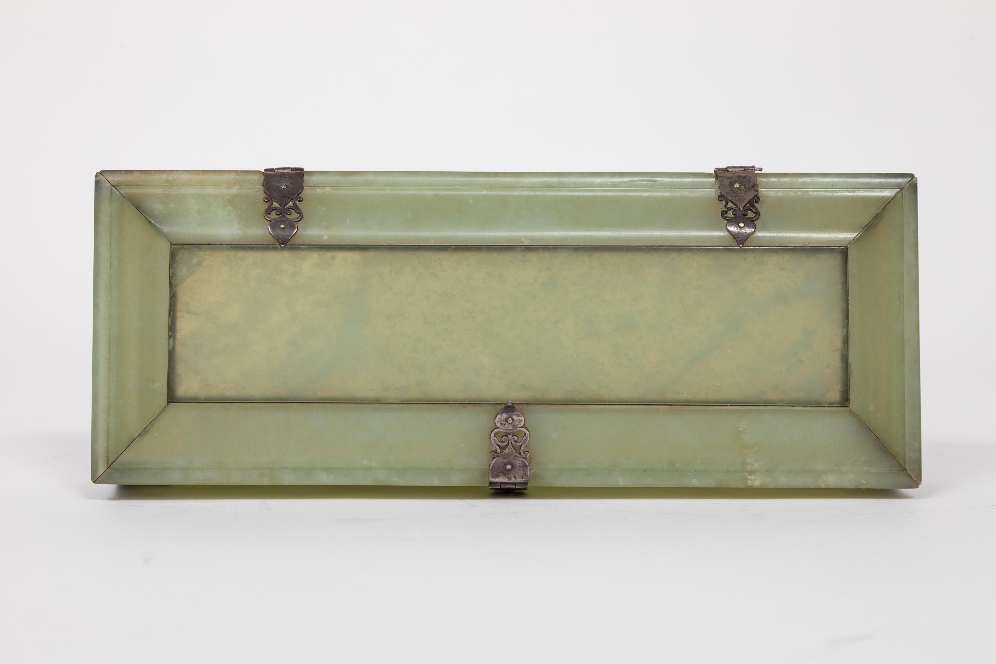 Mongolie A.C. Silver. Mughal Rectangular Jade Box, sculpté à la main et biseauté. en vente