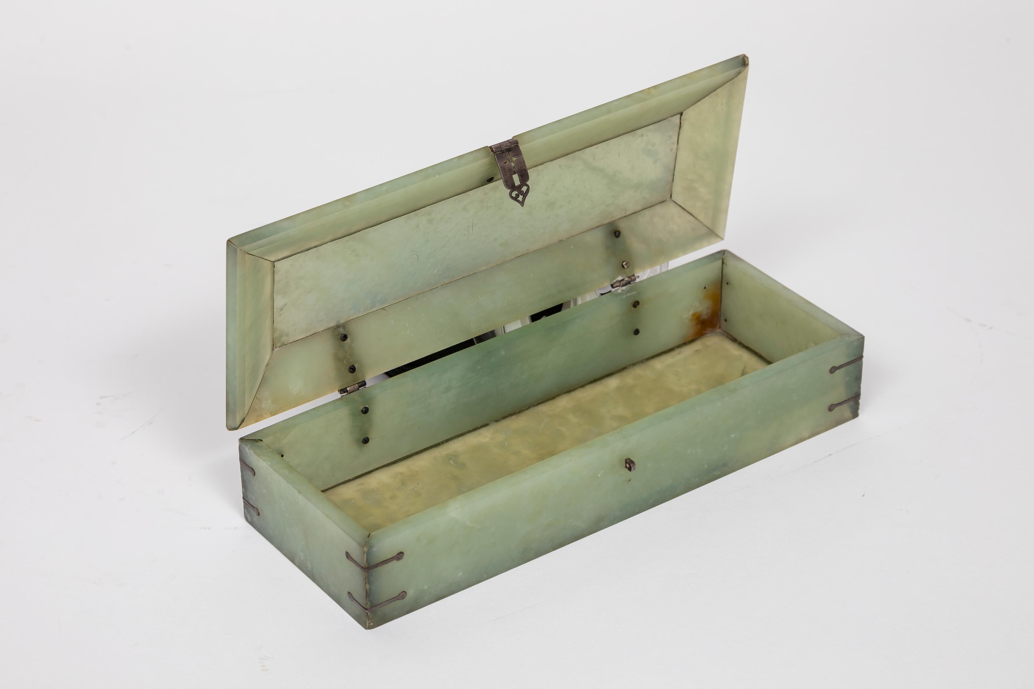Biseauté A.C. Silver. Mughal Rectangular Jade Box, sculpté à la main et biseauté. en vente