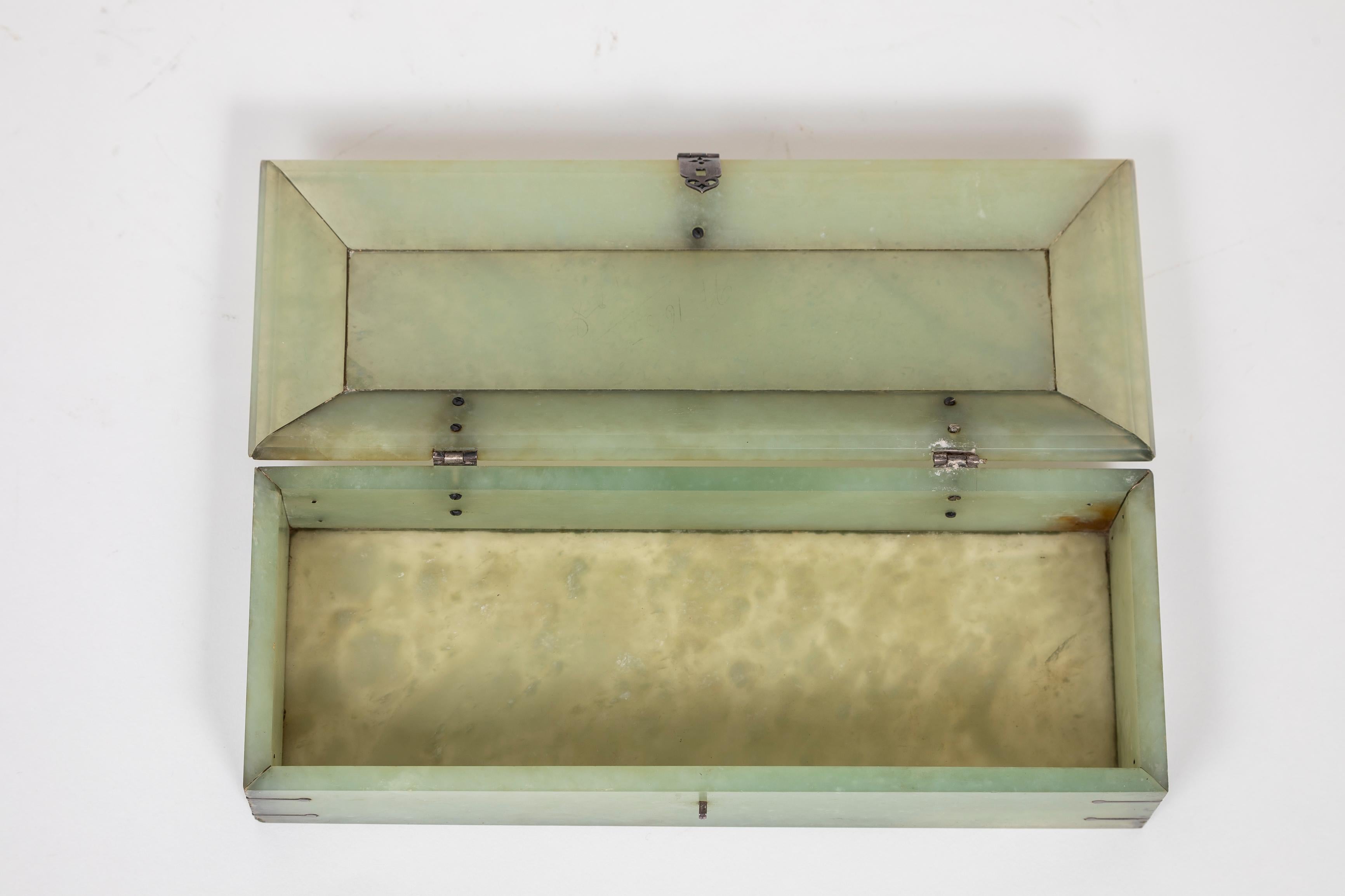 A.C. Silver. Mughal Rectangular Jade Box, sculpté à la main et biseauté. Bon état - En vente à New York, NY