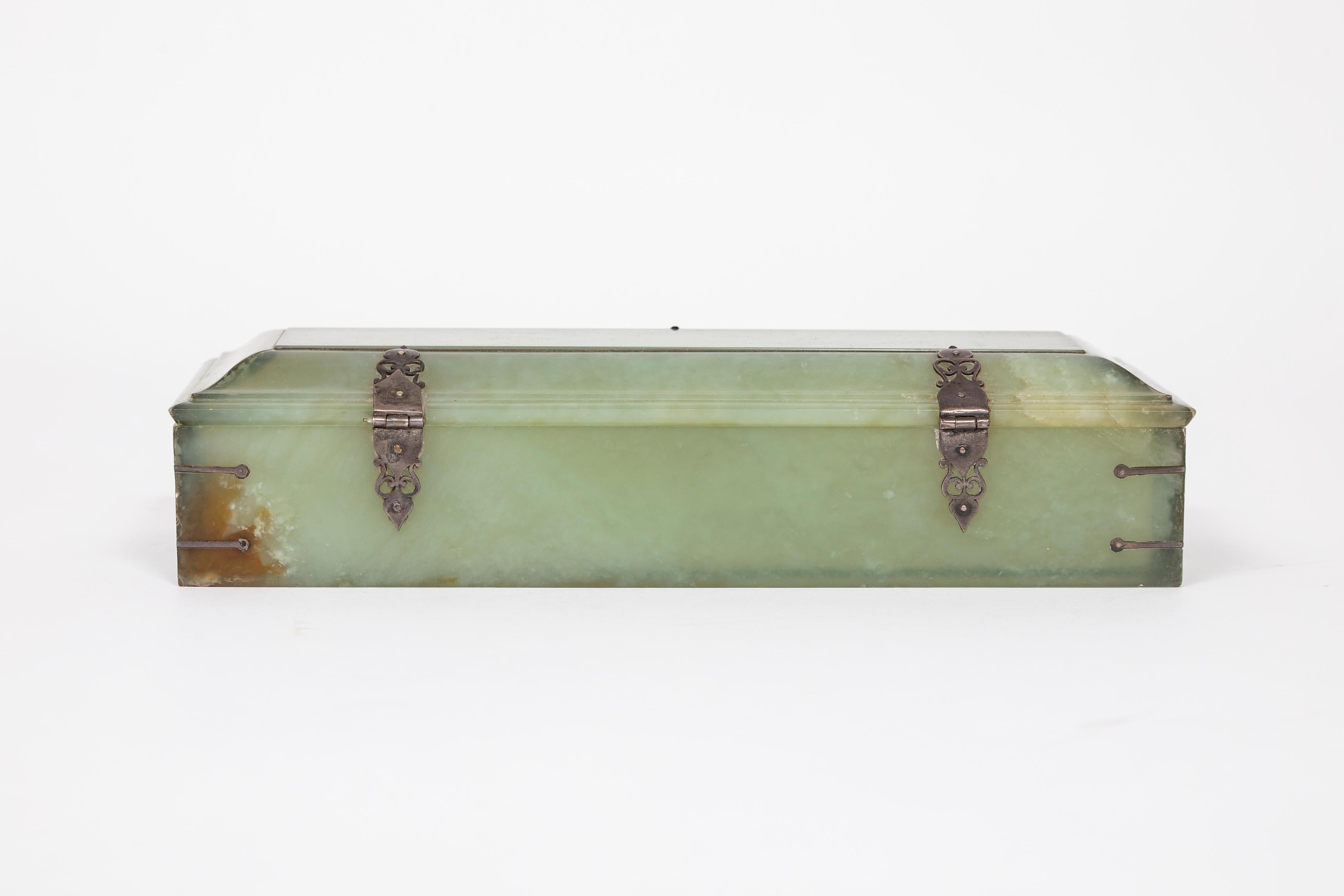 Fin du XVIIIe siècle A.C. Silver. Mughal Rectangular Jade Box, sculpté à la main et biseauté. en vente