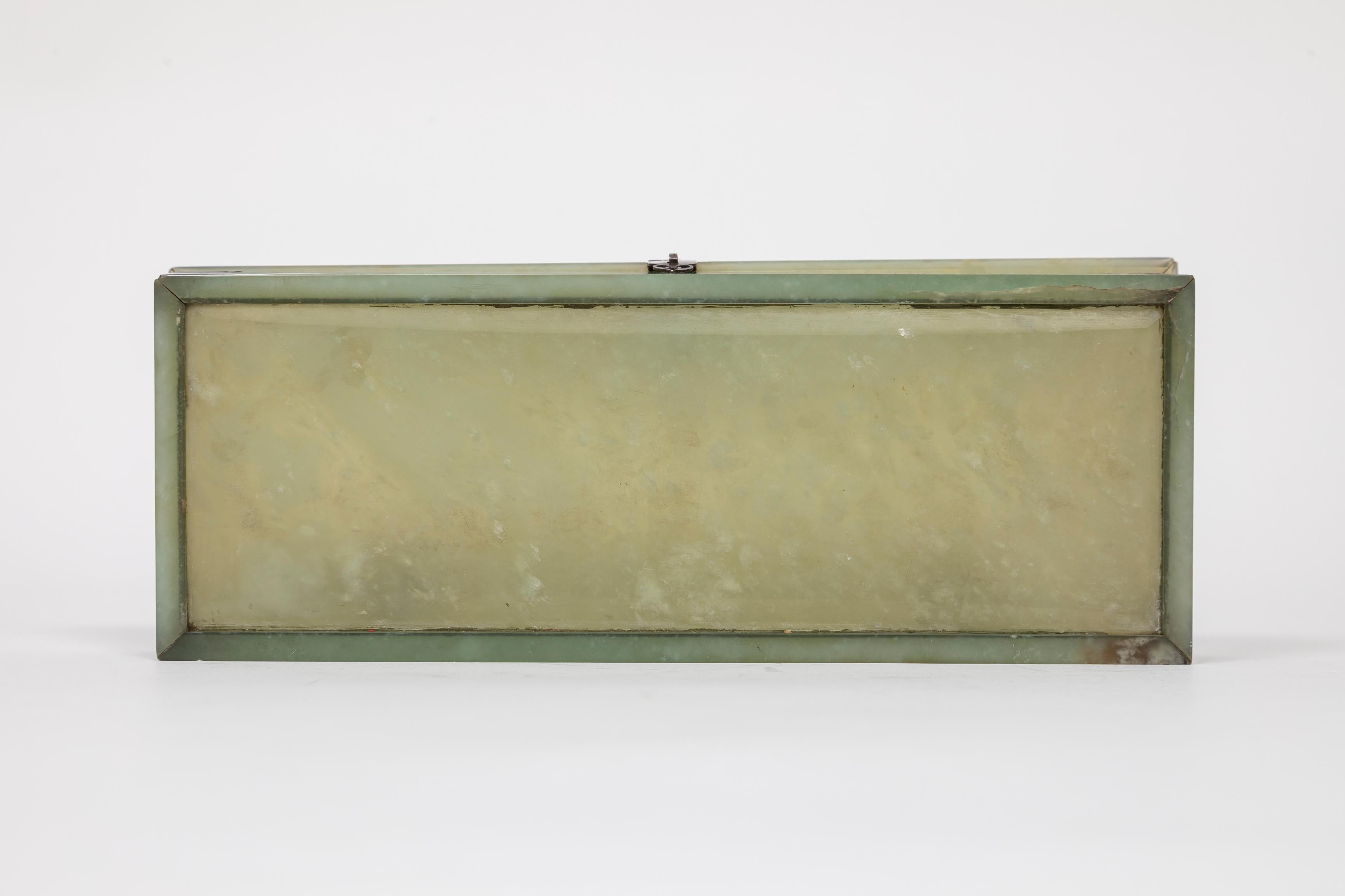 Argent A.C. Silver. Mughal Rectangular Jade Box, sculpté à la main et biseauté. en vente