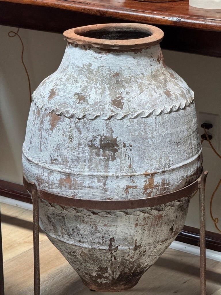 Sconosciuto An 18th century Anatolian terracotta storage jar in vendita