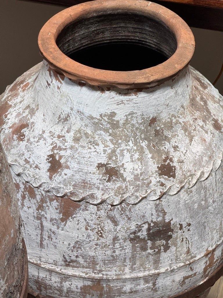 Fino al XVIII secolo An 18th century Anatolian terracotta storage jar in vendita
