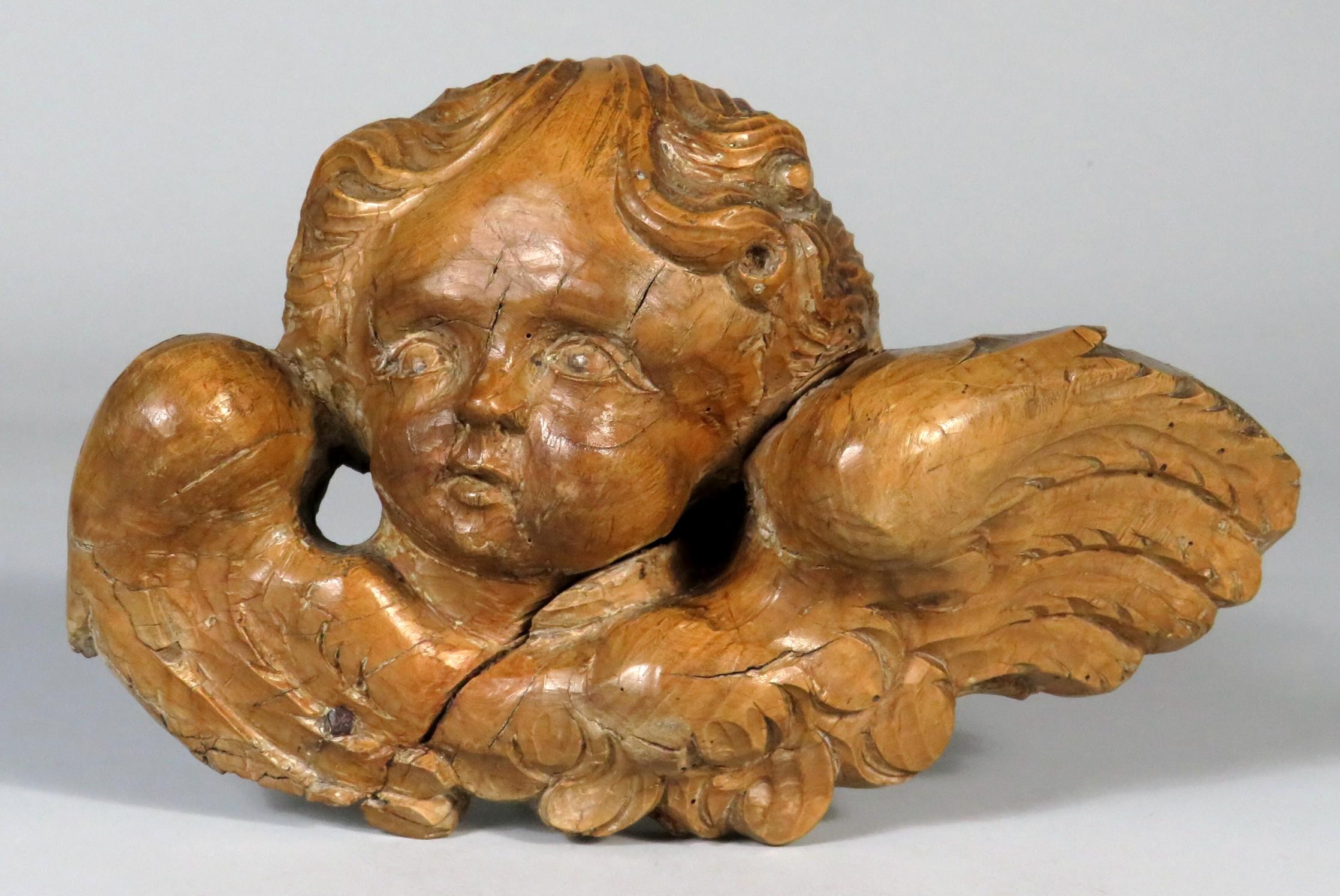 Un esempio molto affascinante di intaglio barocco, che raffigura un cherubino intagliato a mano in quello che sembra essere legno di noce. Molto probabilmente si tratta di un segmento di un'opera religiosa più grande.  