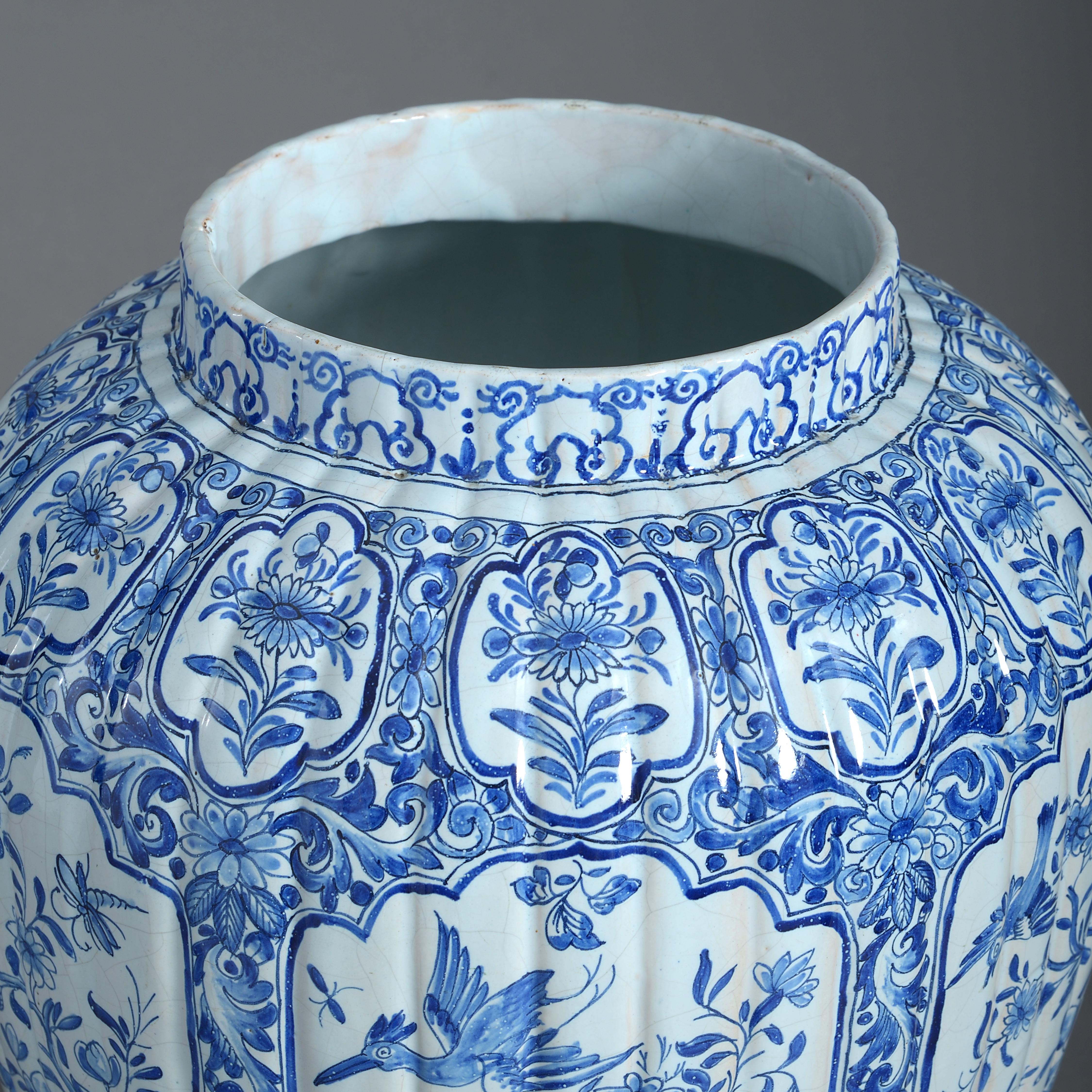Néerlandais vase en poterie de Delft bleu et blanc du 18e siècle