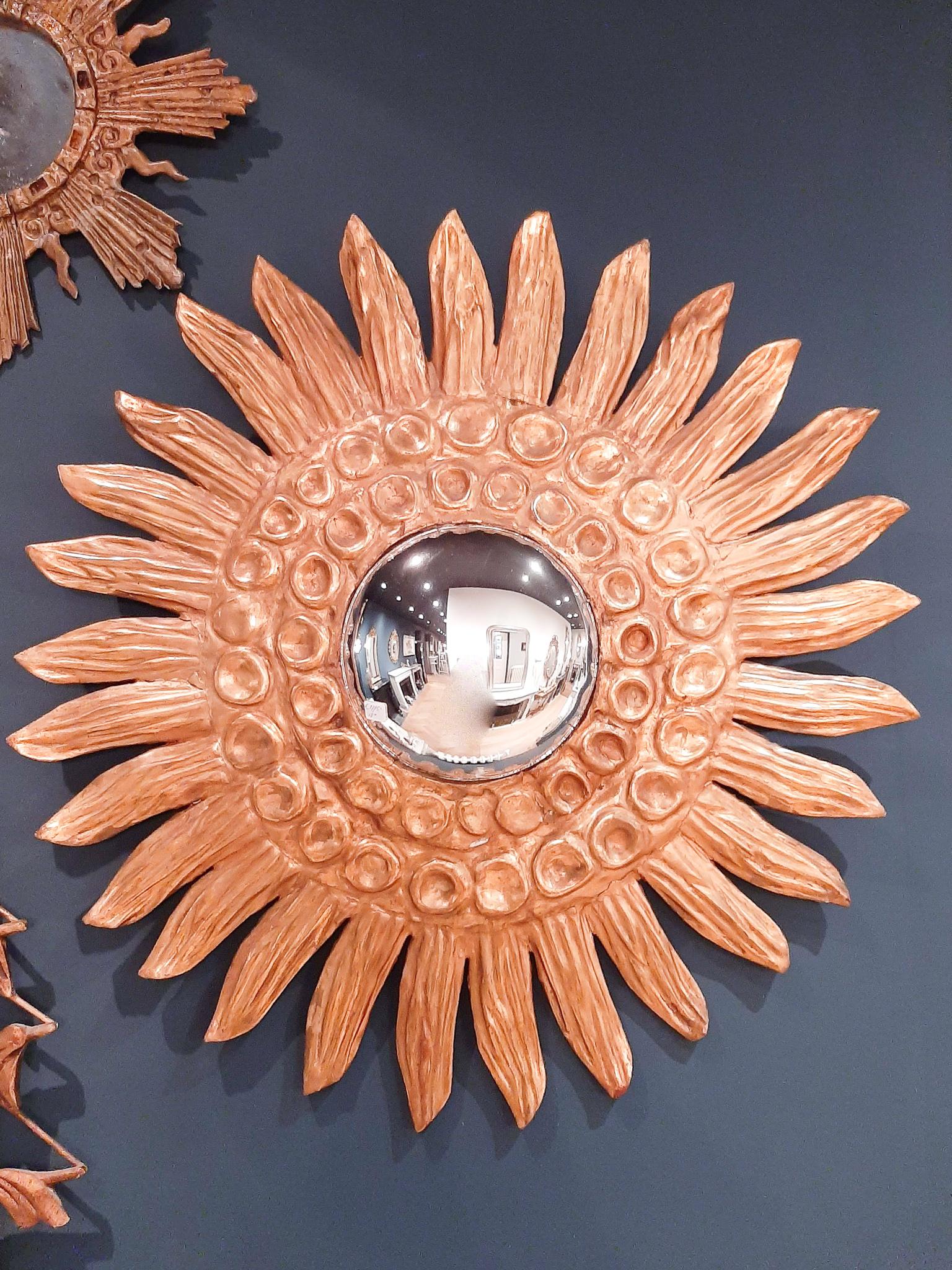 An 18th century carved and gilded wood sunbeam or sunburst convex mirror.

Measures: Diameter 75 cm
Diameter convex glass 21 cm.