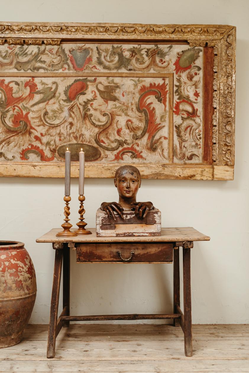 Ein seltener Fund dieser spanischen Altarfront aus dem 18. Jahrhundert, original vergoldet auf Kastanienholz,
handbemalt, sehr dekorative Wandkunst, anders, echt, liebe die Farben. 
funktioniert in einer klassischen oder zeitgenössischen