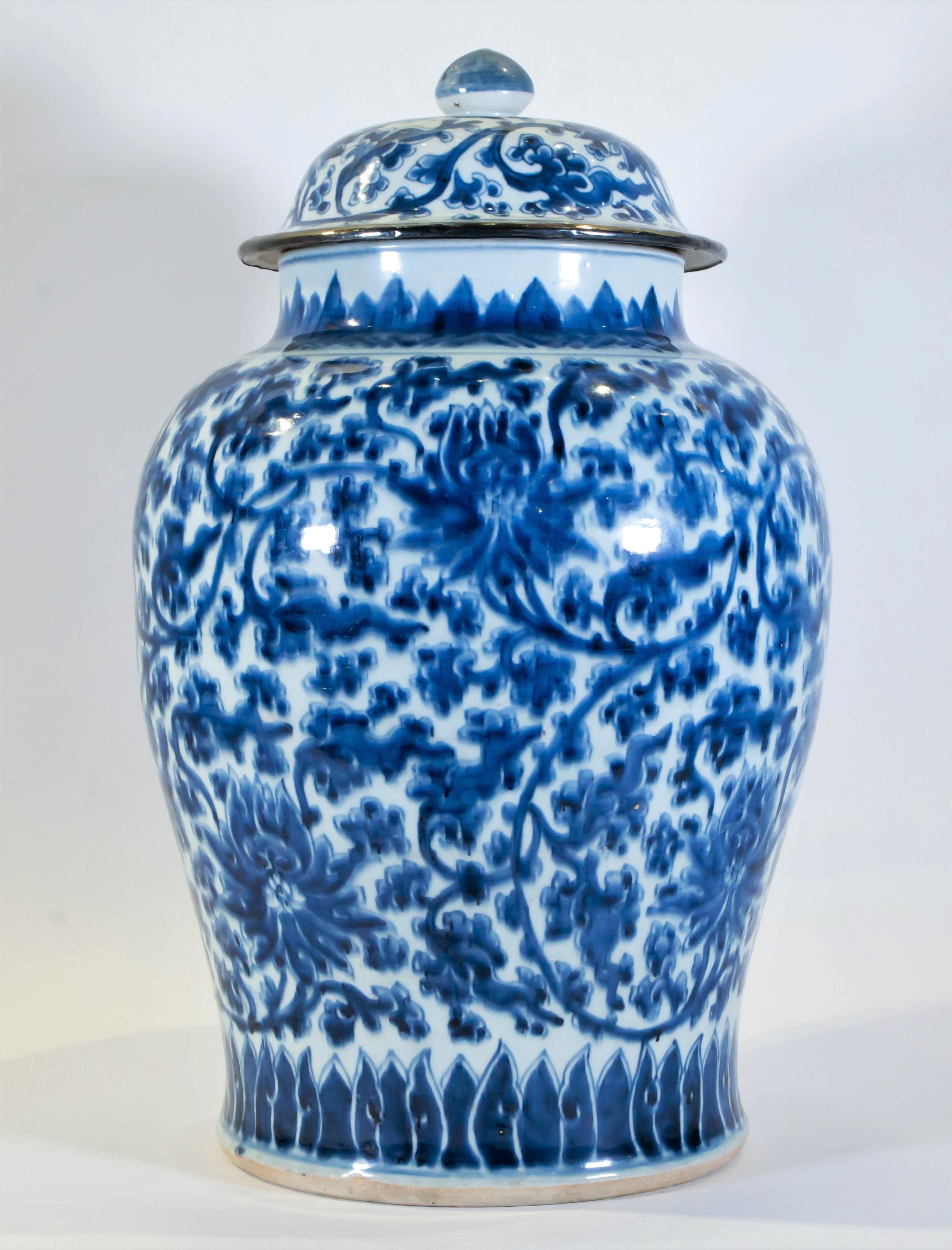 Grand vase/jarre en porcelaine bleu et blanc de la période Kangxi du 18e siècle. De forme balustre, ce vase couvert est vraiment exceptionnel par sa qualité, son état et sa taille. Le corps est magnifiquement décoré de fleurs de chrysanthèmes