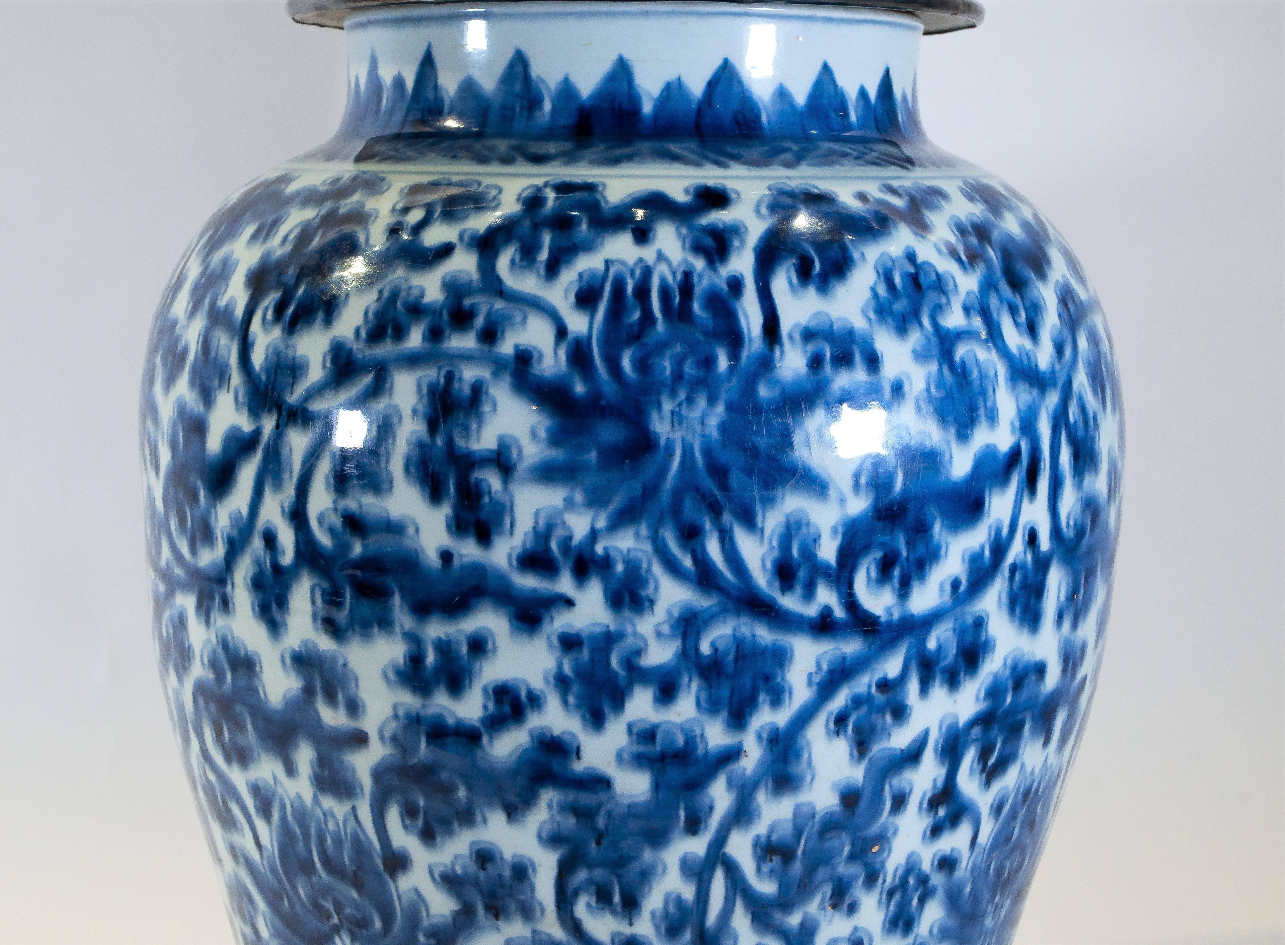 Chinesische blau-weiße Porzellanvase mit Deckel aus der Kangxi-Periode des 18. Jahrhunderts (Chinesischer Export) im Angebot