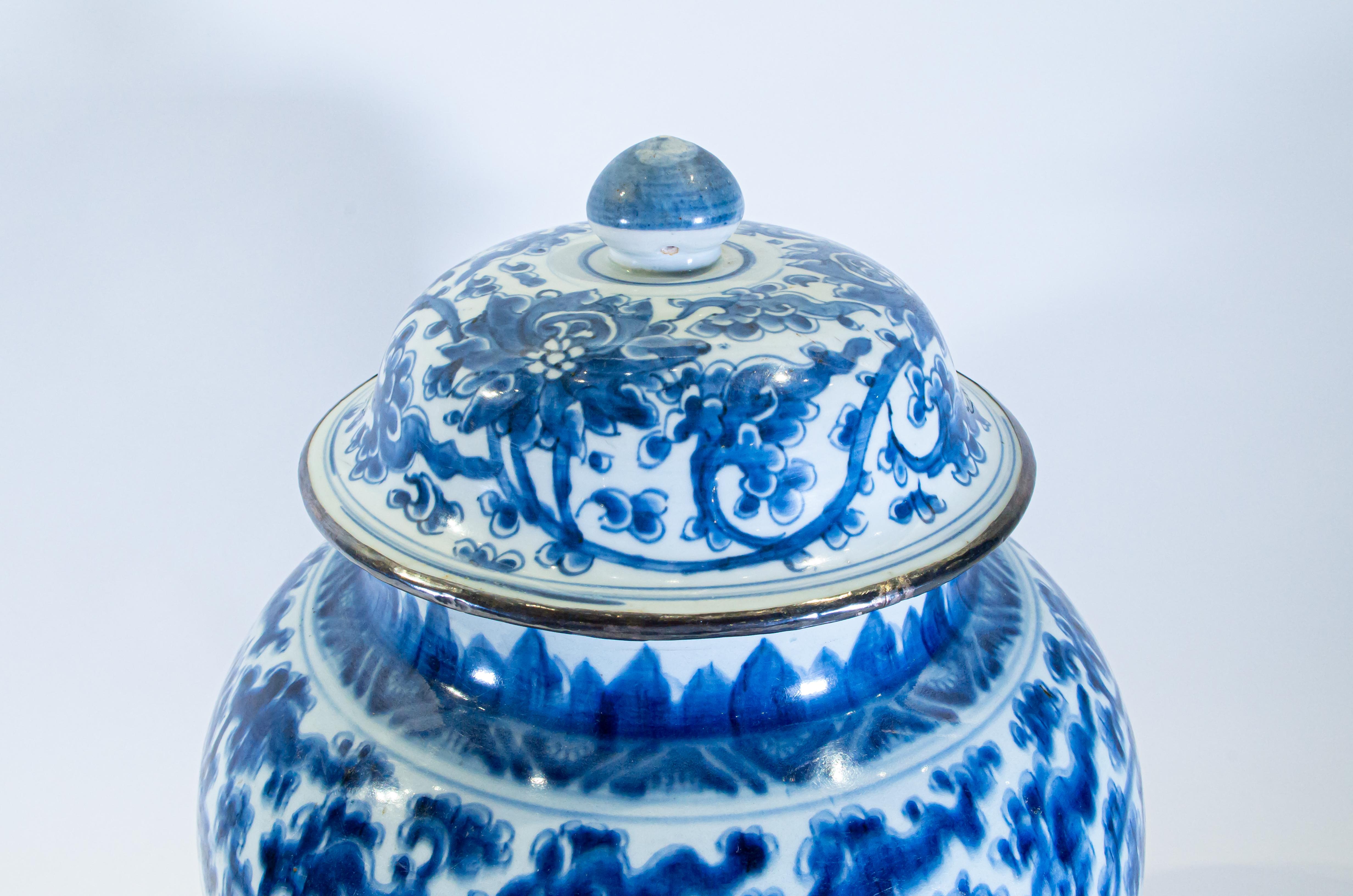 Peint à la main Vase recouvert de porcelaine bleu et blanc de la période Kangxi du 18ème siècle