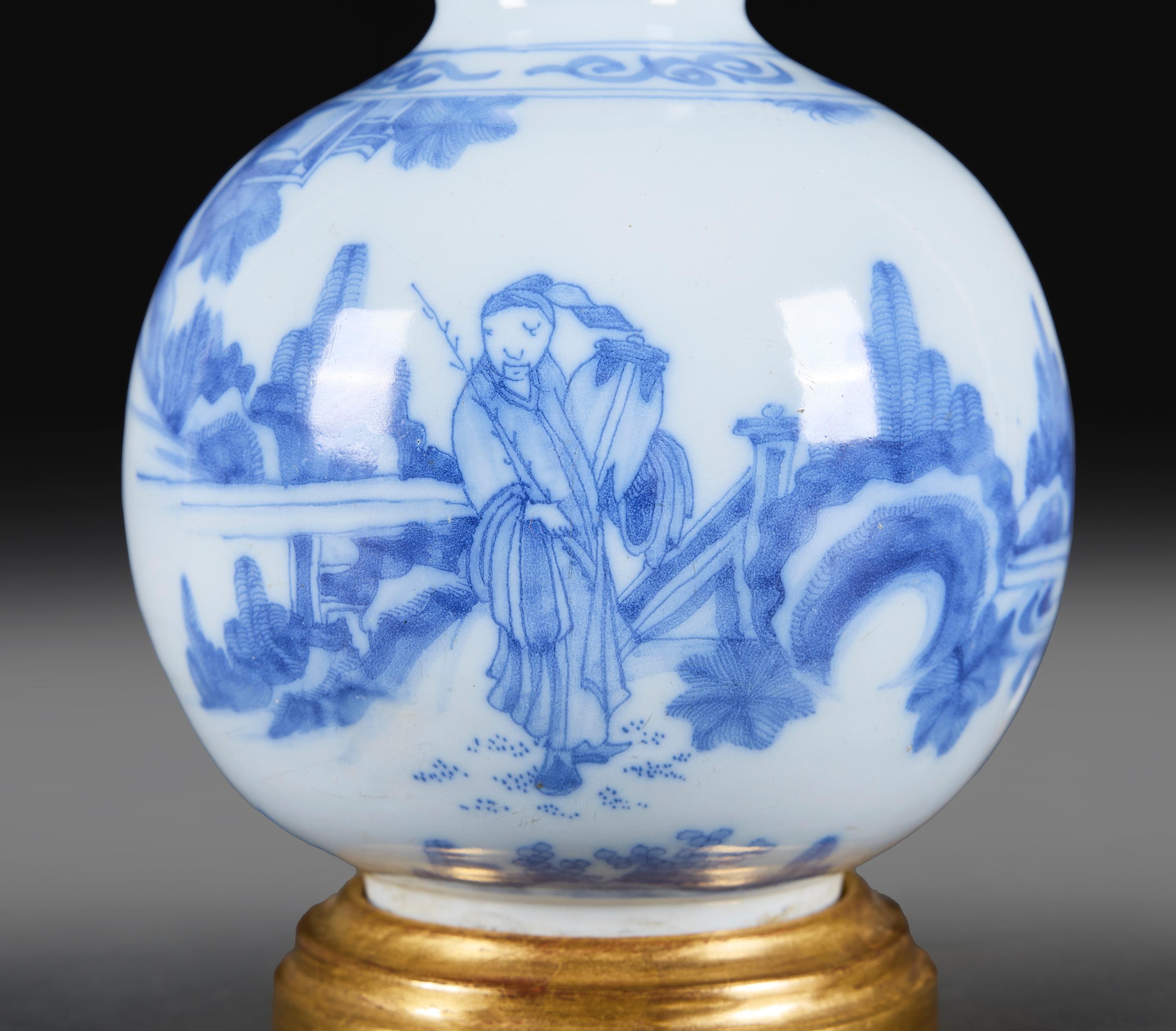 18th Century and Earlier An 18th Century Chinese Double Gourd Table Lamp For Sale