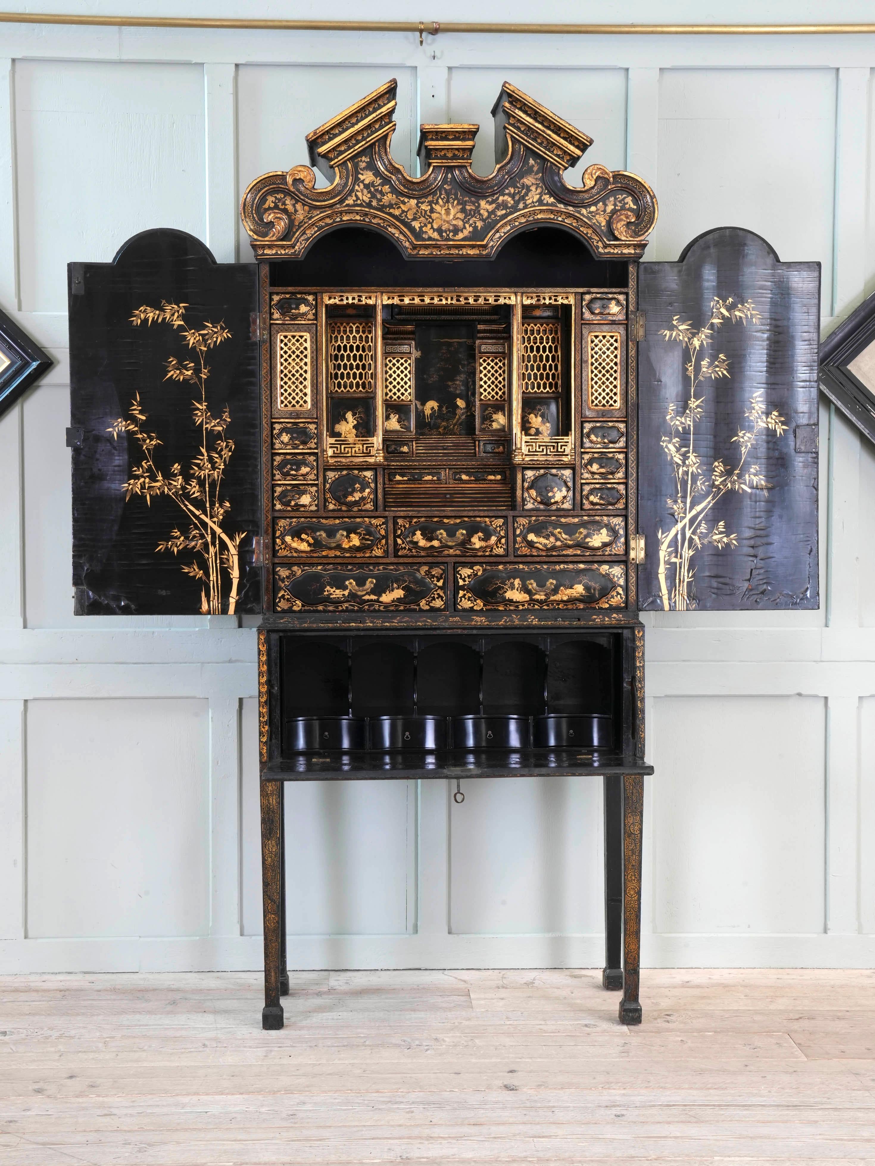 18th Century Chinese Export Bureau Cabinet In Good Condition In Conwy, GB