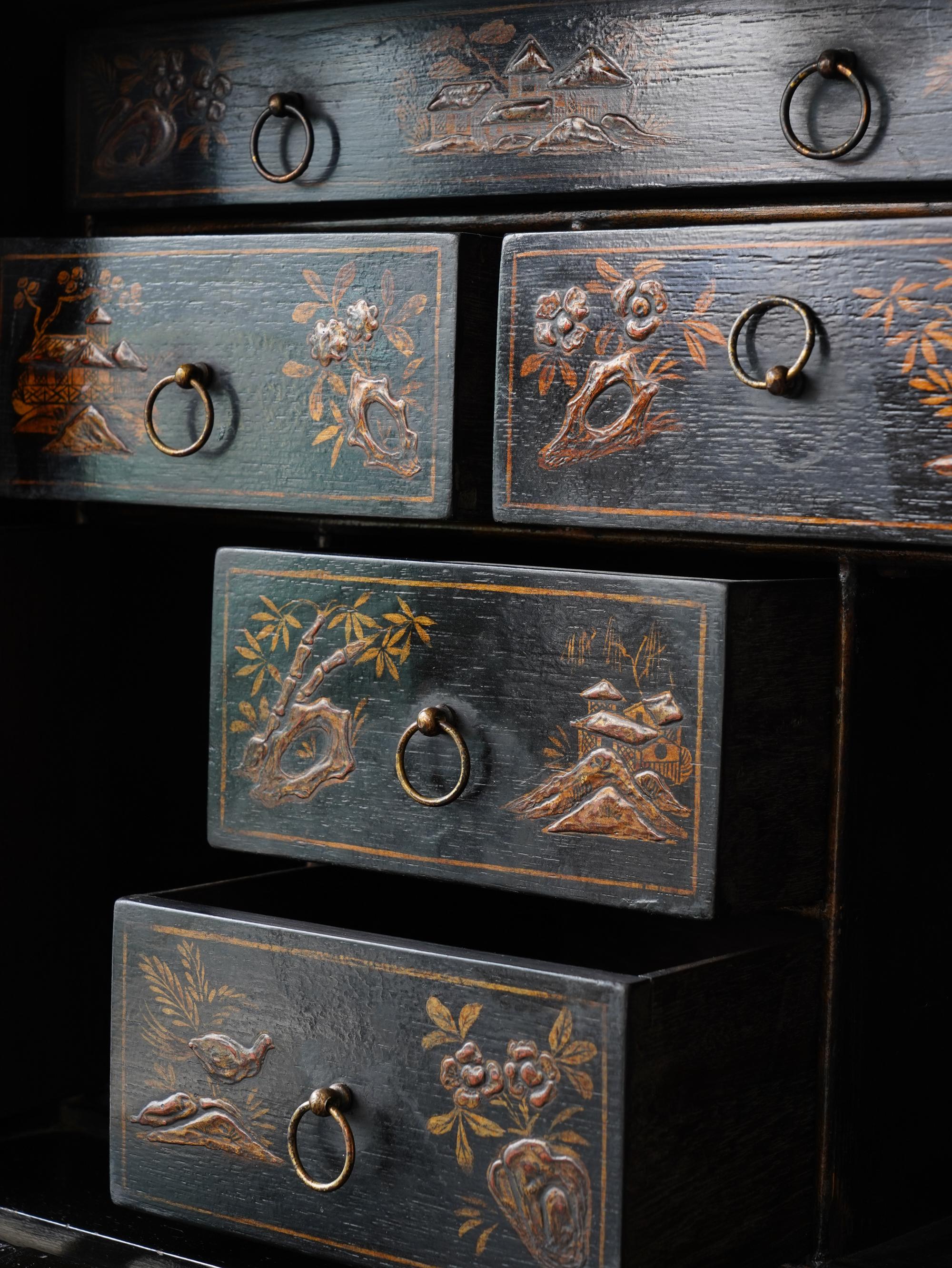 18th Century Chinoiserie Cabinet on Stand In Good Condition In Conwy, GB