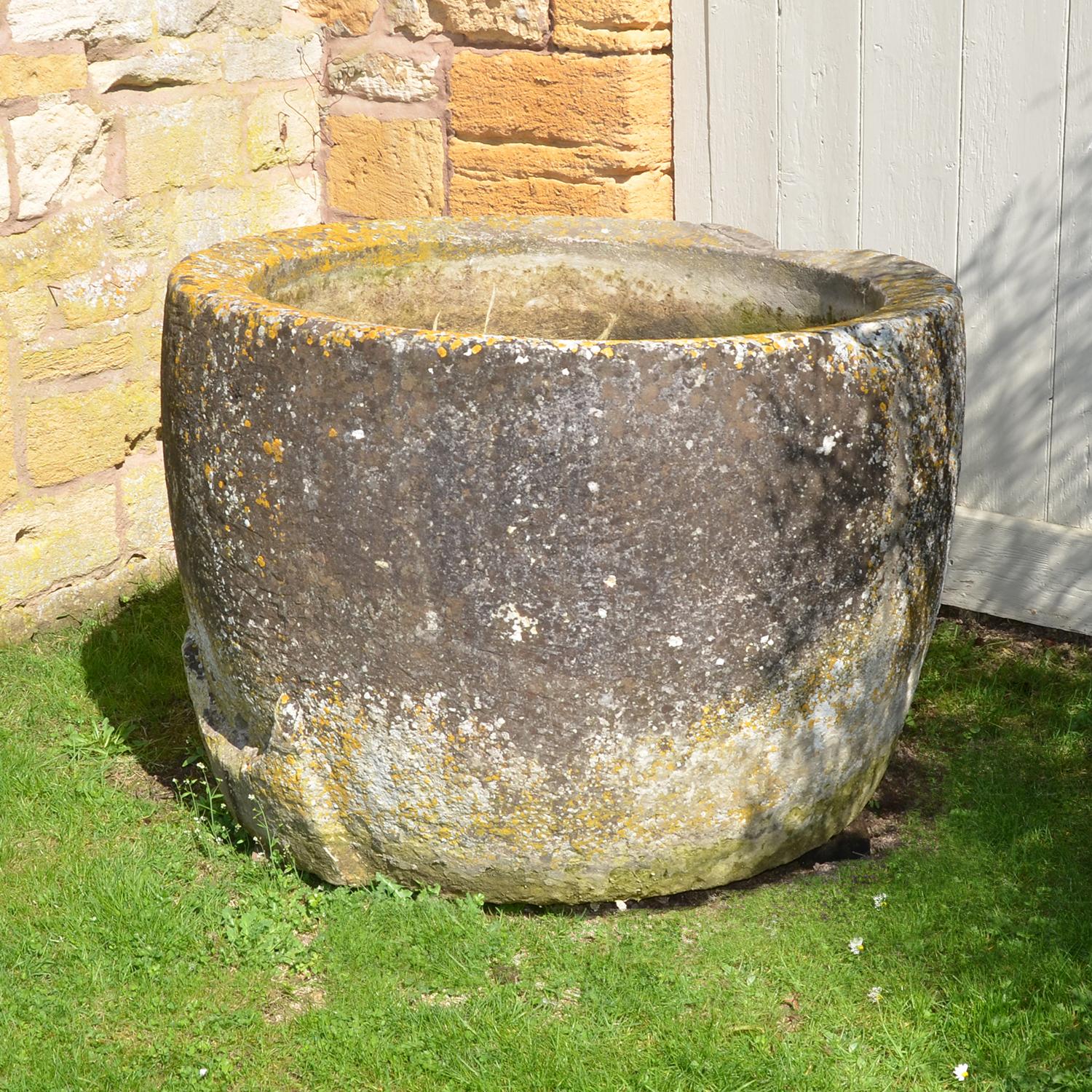 Antique Circular Stone Trough In Good Condition For Sale In Cheltenham, Gloucestershire