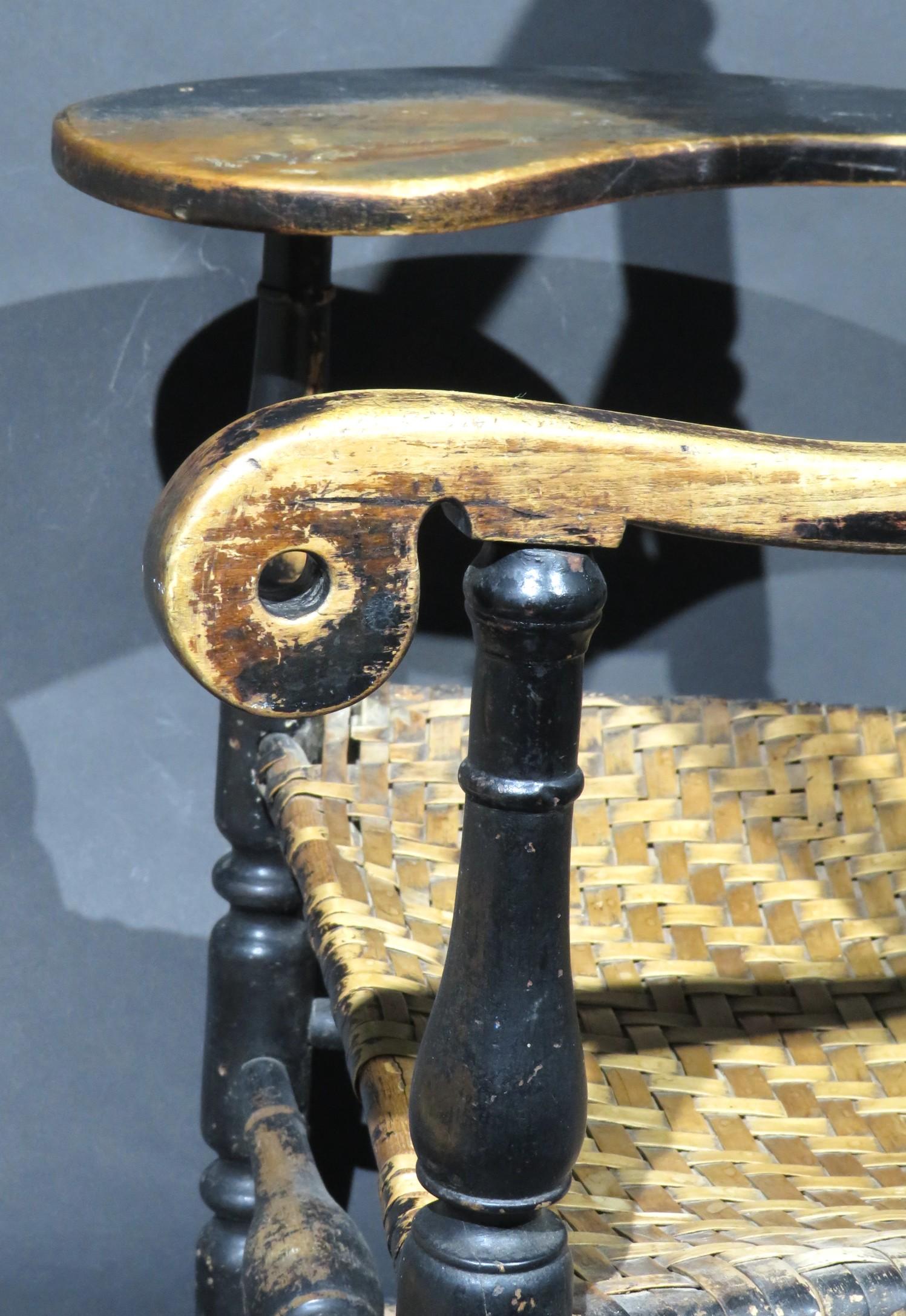 Ein ebonisierter Schreibstuhl mit Leiterrückenlehne aus dem 18. Jahrhundert, Neuengland, um 1750 im Angebot 3