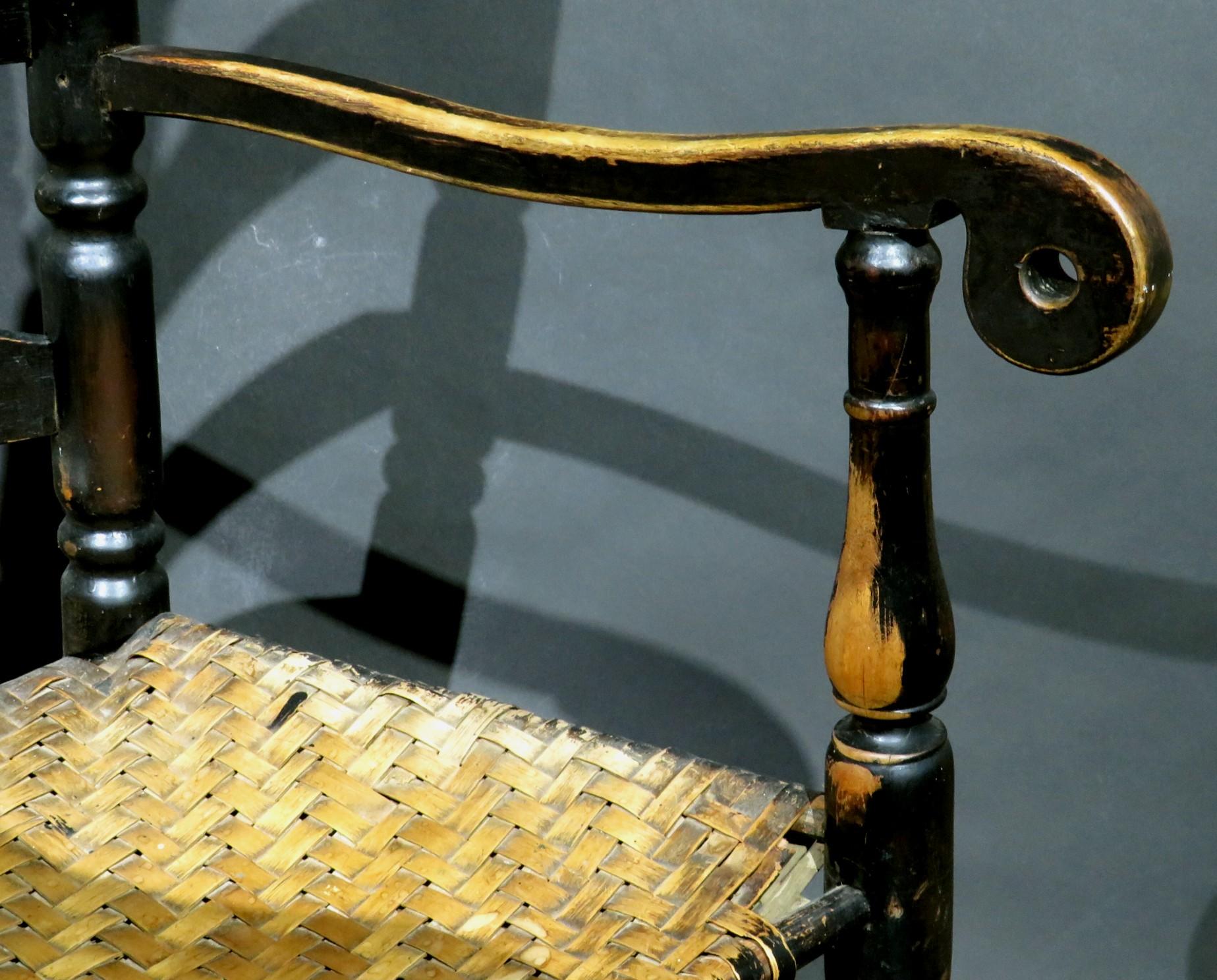 Ein ebonisierter Schreibstuhl mit Leiterrückenlehne aus dem 18. Jahrhundert, Neuengland, um 1750 im Angebot 4