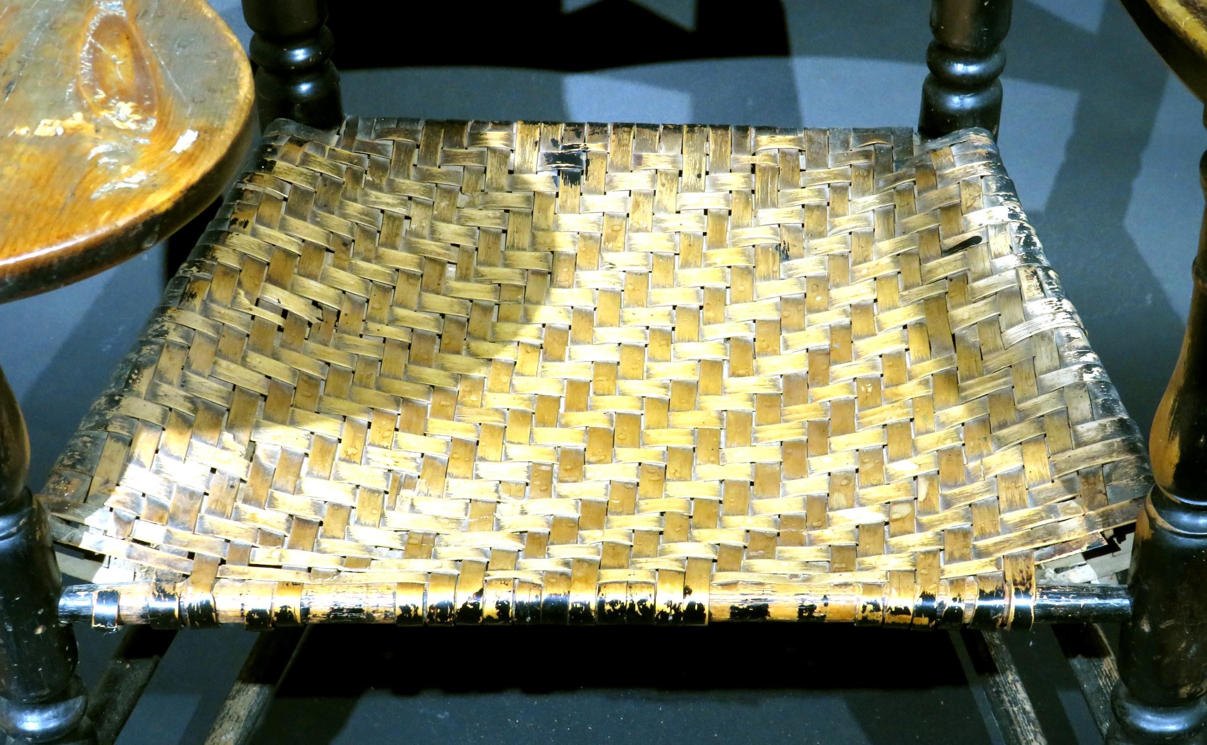 Ein ebonisierter Schreibstuhl mit Leiterrückenlehne aus dem 18. Jahrhundert, Neuengland, um 1750 (Hickory) im Angebot