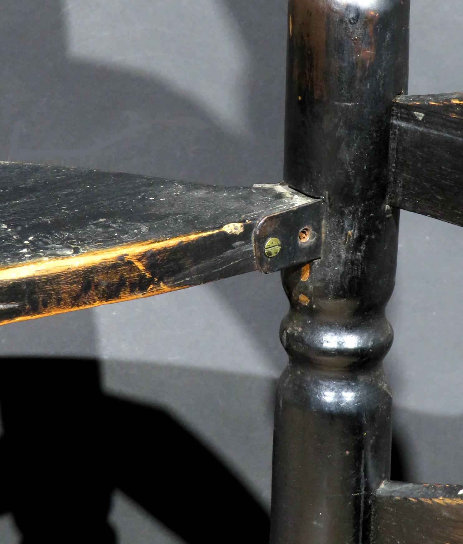 Ein ebonisierter Schreibstuhl mit Leiterrückenlehne aus dem 18. Jahrhundert, Neuengland, um 1750 im Angebot 2
