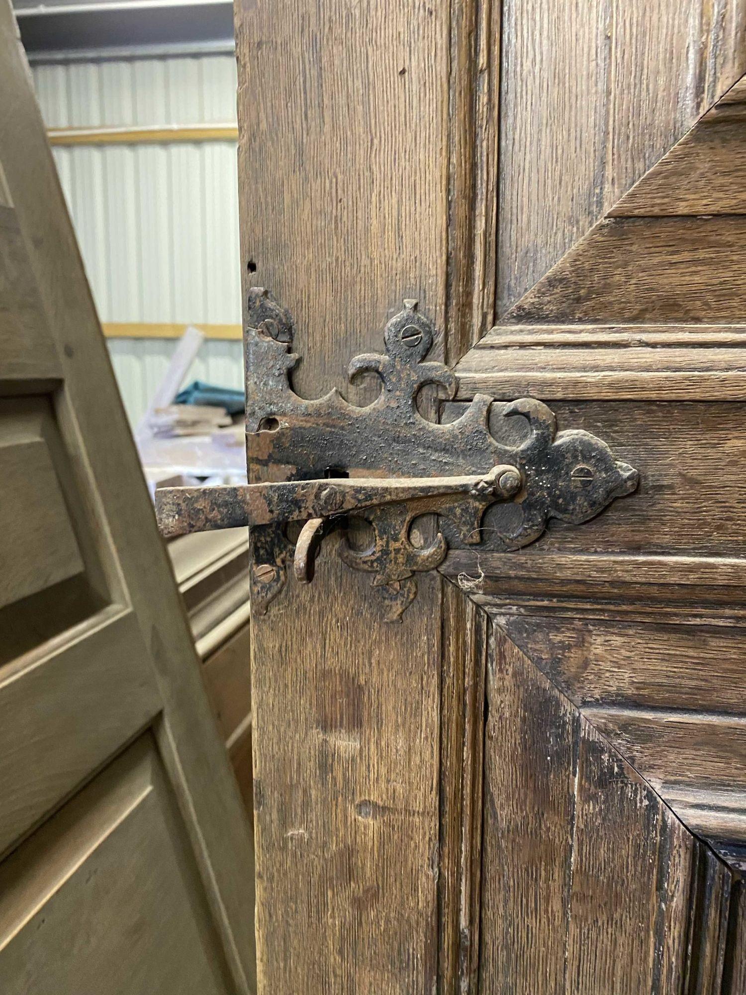 An 18th Century English Eight Panel Oak Door In Fair Condition For Sale In Wormelow, Herefordshire