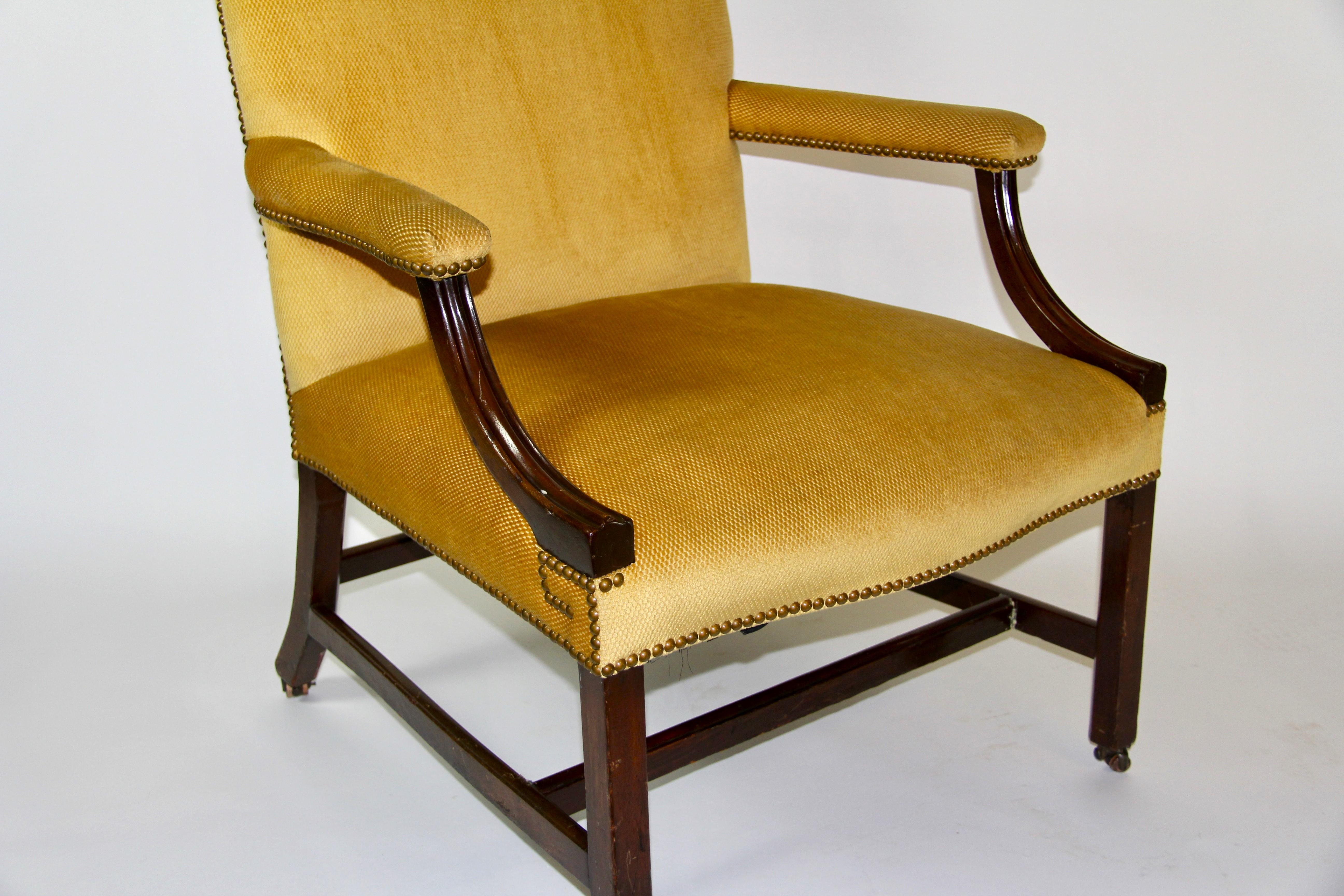 Anglais Fauteuil ouvert en acajou George III anglais du XVIIIe siècle, sculpté à la main en vente