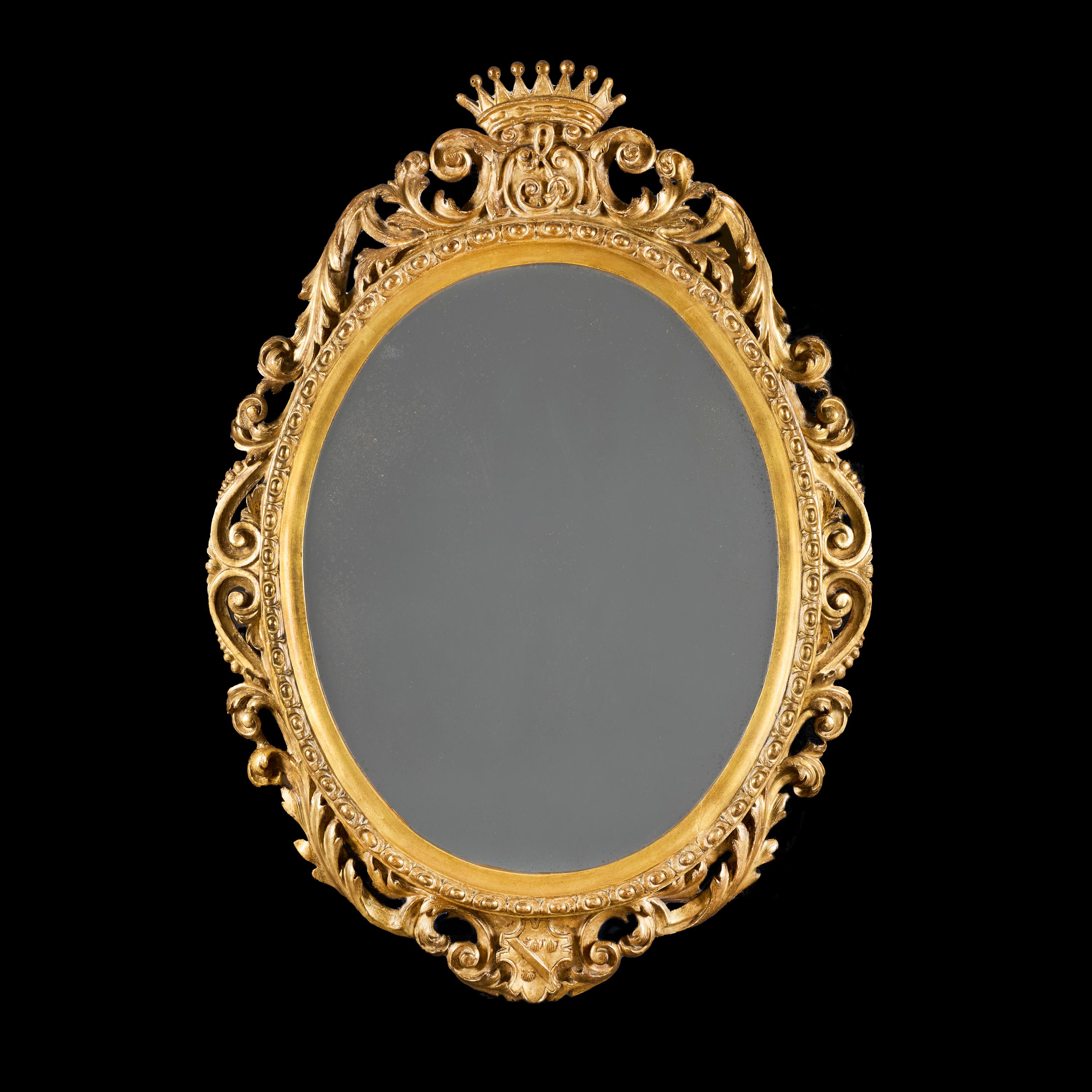 Angleterre, vers 1780

Miroir en bois doré rococo anglais de la fin du XVIIIe siècle. Le cadre est sculpté de feuillages sur toute sa surface et surmonté d'une couronne de comte et d'un blason à la base.

Hauteur 112.00cm

Largeur