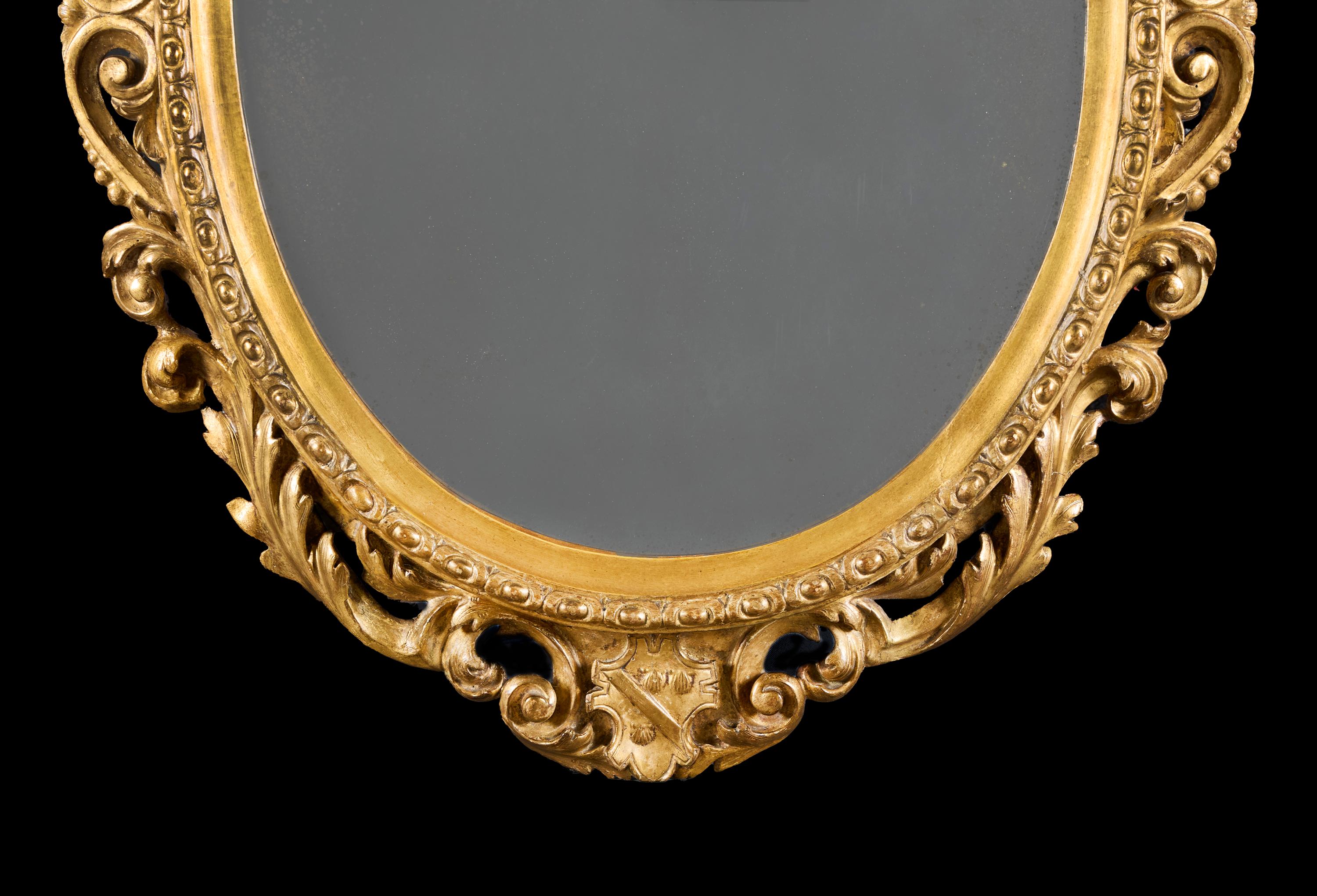 Miroir en bois doré à coronet du XVIIIe siècle, de style rococo anglais Bon état - En vente à London, GB