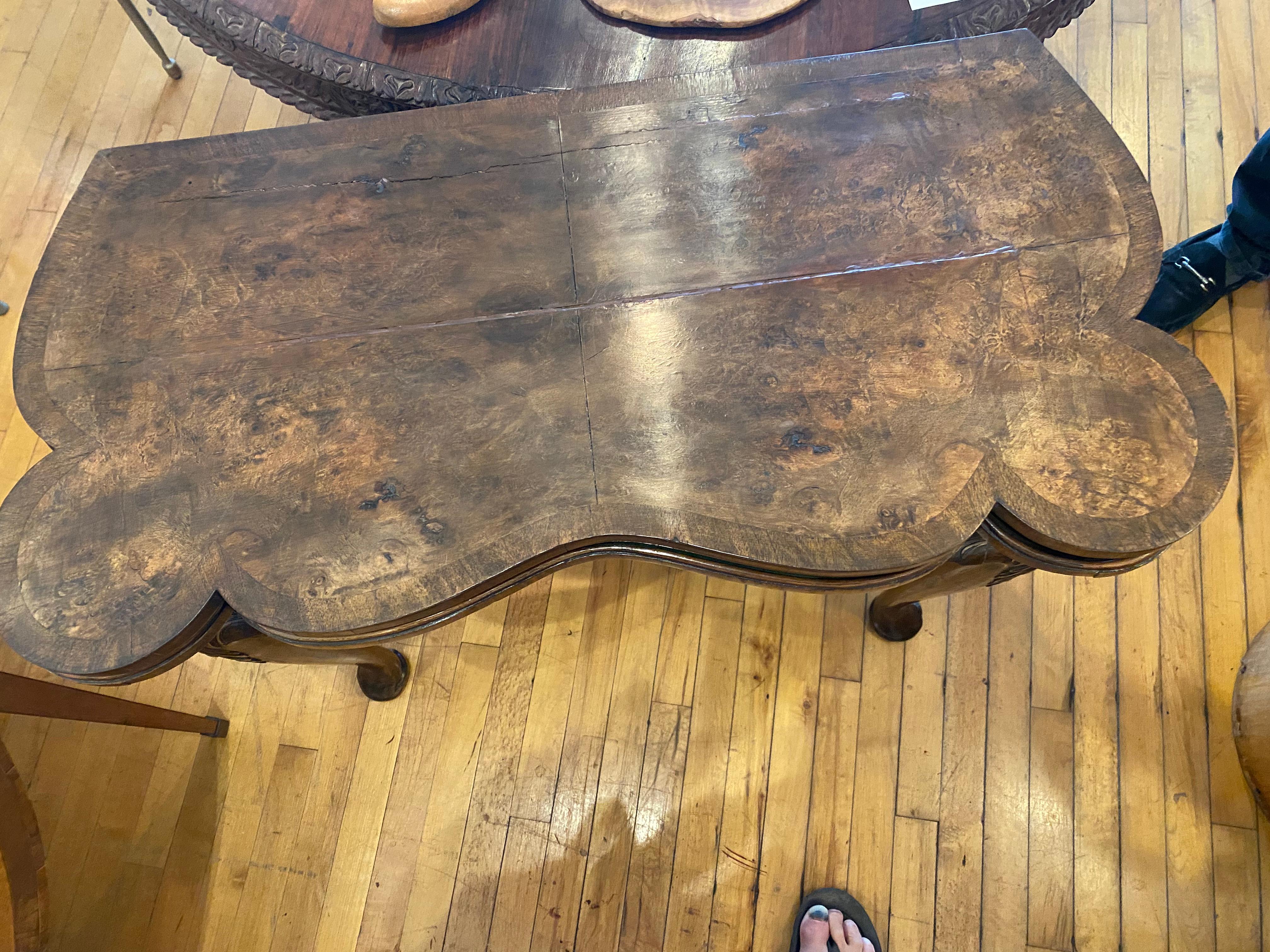 An 18th Century English Walnut Flip Top Games Table, Accordian Base, Great Color In Good Condition For Sale In Buchanan, MI